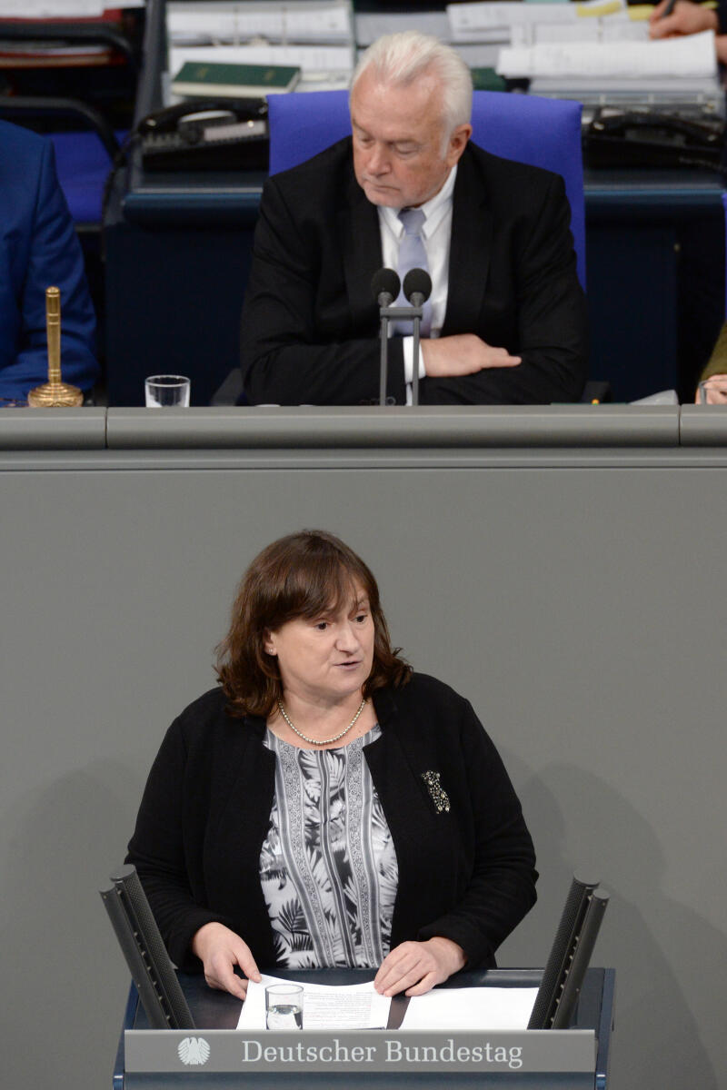 Schieder, Marianne; Kubicki, Wolfgang Marianne Schieder, SPD, Bundestagsabgeordnete, Abgeordnete, Mitglied Deutscher Bundestag, MdB, Rede, 77. Sitzung, Top 6, Thema: Gedenkort für die NS-Kriegsopfer in Osteuropa, Vorsitz: Bundestagsvizepräsident Wolfgang Kubicki, FDP.; Rednerpult.