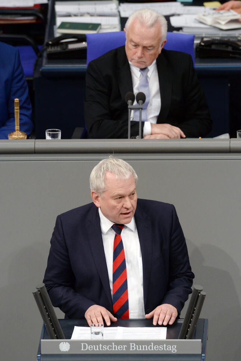 Hacker, Thomas; Kubicki, Wolfgang Thomas Hacker, FDP, Bundestagsabgeordneter, Abgeordneter, Mitglied Deutscher Bundestag, MdB, Rede, 77. Sitzung, Top 6, Thema: Gedenkort für die NS-Kriegsopfer in Osteuropa, Vorsitz: Bundestagsvizepräsident Wolfgang Kubicki, FDP.; Rednerpult.