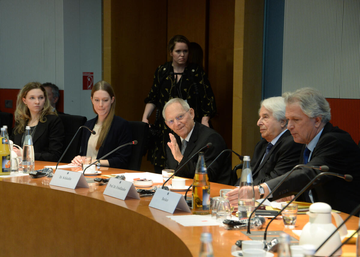 Gedenkstunde des Deutschen Bundestages aus Anlass des Tags des Gedenkens an die Opfer des Nationalsozialismus. Bundestagspräsident Dr. Wolfgang Schäuble hält die Begrüßungsansprache, Prof. Dr. Saul Friedländer die Gedenkrede. Danach findet unter der Leitung des Präsidenten (mitte) und mit Beteiligung von Prof. Dr. Saul Friedländer (2.v.re) eine Podiumsdiskussion mit Jugendlichen statt. Schäuble, Wolfgang; Friedländer, Saul Gedenkstunde des Deutschen Bundestages aus Anlass des Tags des Gedenkens an die Opfer des Nationalsozialismus. Bundestagspräsident Dr. Wolfgang Schäuble hält die Begrüßungsansprache, Prof. Dr. Saul Friedländer die Gedenkrede. Danach findet unter der Leitung des Präsidenten (mitte) und mit Beteiligung von Prof. Dr. Saul Friedländer (2.v.re) eine Podiumsdiskussion mit Jugendlichen statt.
