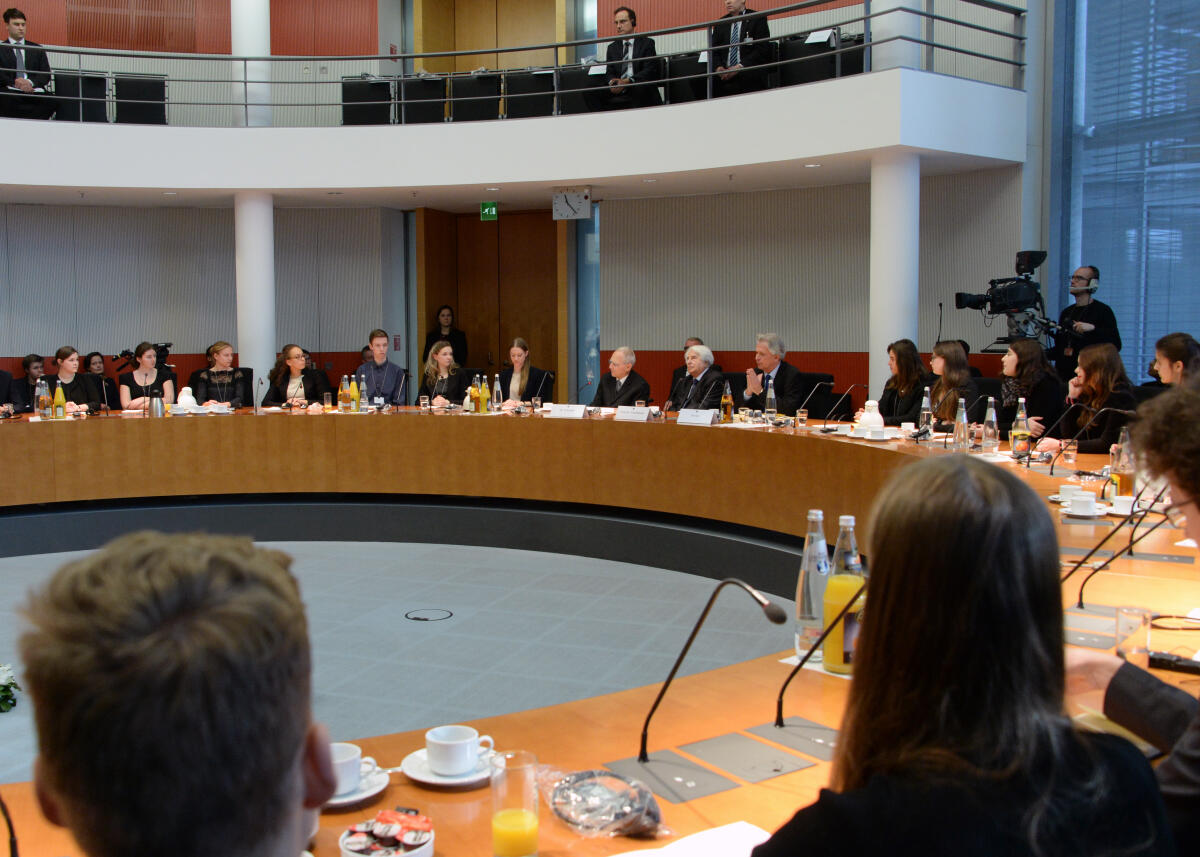 Schäuble, Wolfgang; Friedländer, Saul Gedenkstunde des Deutschen Bundestages aus Anlass des Tags des Gedenkens an die Opfer des Nationalsozialismus. Bundestagspräsident Dr. Wolfgang Schäuble hält die Begrüßungsansprache, Prof. Dr. Saul Friedländer die Gedenkrede. Danach findet unter der Leitung des Präsidenten (8.v.li) und mit Beteiligung von Prof. Dr. Saul Friedländer (9.v.li) eine Podiumsdiskussion mit Jugendlichen statt.; Übersicht.