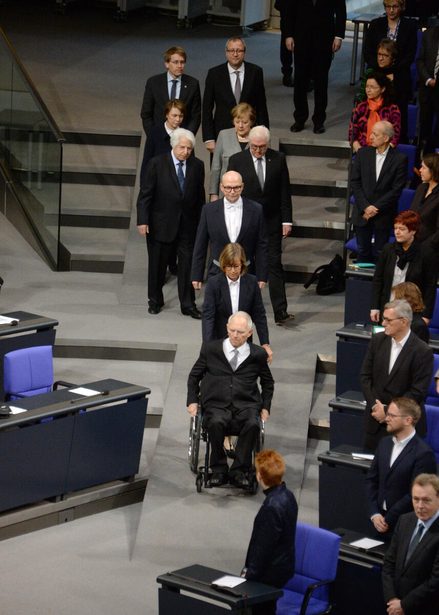 Schäuble, Wolfgang; Steinmeier, Frank-Walter; Merkel, Angela; Vosskuhle, Andreas; Büdenbender, Elke; Günther, Daniel; Friedländer, Saul Gedenkstunde des Deutschen Bundestages aus Anlass des Tags des Gedenkens an die Opfer des Nationalsozialismus. Bundestagspräsident Dr. Wolfgang Schäuble hält die Begrüßungsansprache, Prof. Dr. Saul Friedländer die Gedenkrede. Das Bennewitz-Quartett spielt Erwin Schulhoff (1894 - 1942) "Alla Tango milonga": Andante, Nr. 4, aus: Fünf Stücke für Streichquartett (1923), und Viktor Ullmann (1898 - 1944) Streichquartett Nr. 3, op. 46 (1943) Allegro moderato. Largo. Allegro vivace e ritmico. Hier die Verfassungsorgane beim Einzug in den Plenarsaal.