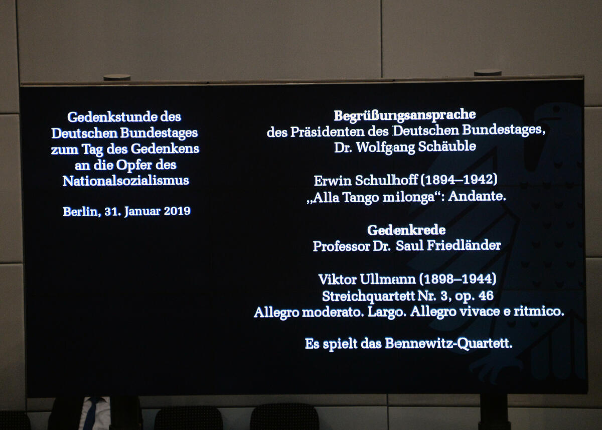  Gedenkstunde des Deutschen Bundestages aus Anlass des Tags des Gedenkens an die Opfer des Nationalsozialismus. Bundestagspräsident Dr. Wolfgang Schäuble hält die Begrüßungsansprache, Prof. Dr. Saul Friedländer die Gedenkrede. Das Bennewitz-Quartett spielt Erwin Schulhoff (1894 - 1942) "Alla Tango milonga": Andante, Nr. 4, aus: Fünf Stücke für Streichquartett (1923), und Viktor Ullmann (1898 - 1944) Streichquartett Nr. 3, op. 46 (1943) Allegro moderato. Largo. Allegro vivace e ritmico.; Videotafel, Programm.