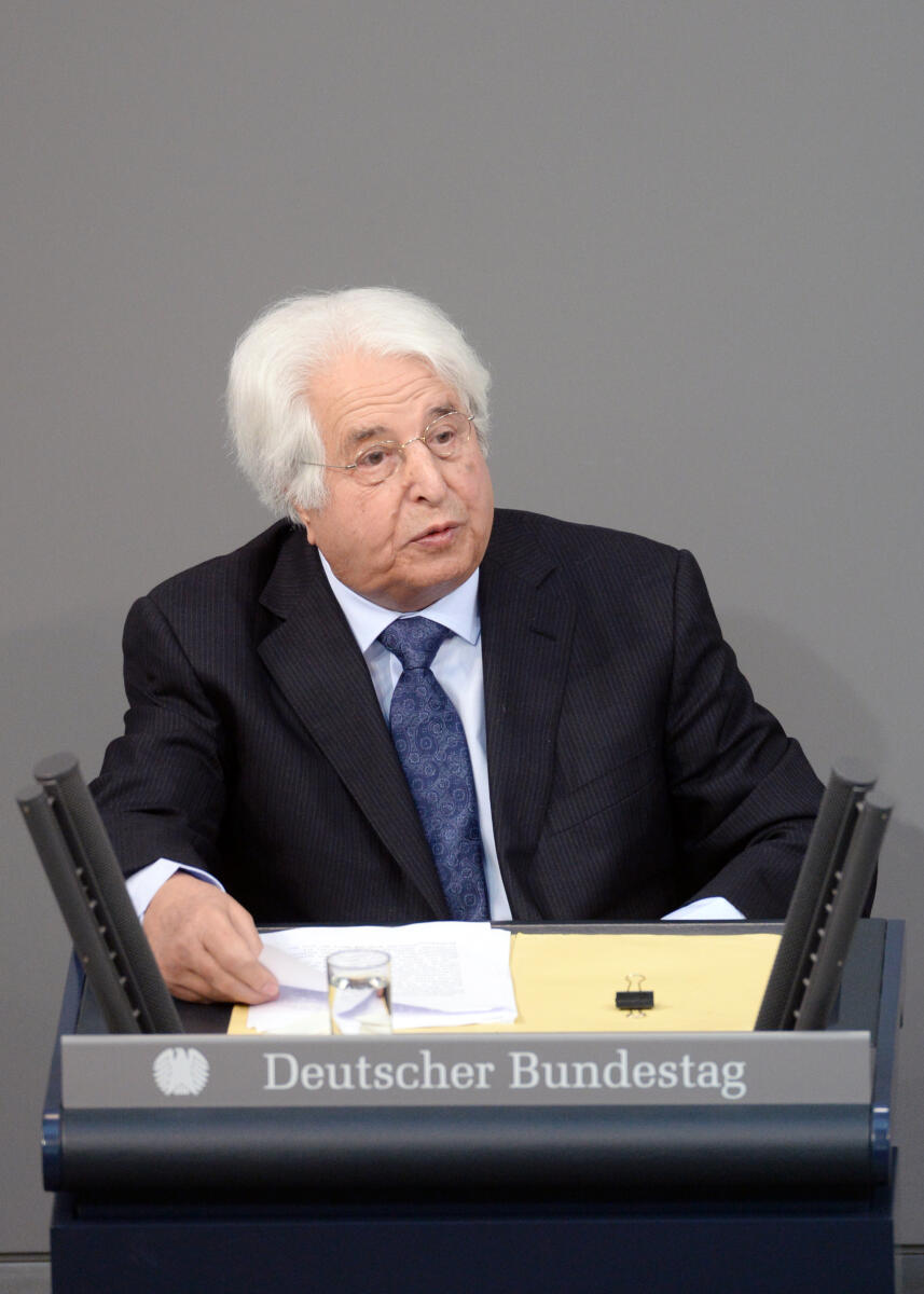 Gedenkstunde des Deutschen Bundestages aus Anlass des Tags des Gedenkens an die Opfer des Nationalsozialismus. Bundestagspräsident Dr. Wolfgang Schäuble hält die Begrüßungsansprache, Prof. Dr. Saul Friedländer (hier im Bild) die Gedenkrede. Das Bennewitz-Quartett spielt Erwin Schulhoff (1894 - 1942) "Alla Tango milonga": Andante, Nr. 4, aus: Fünf Stücke für Streichquartett (1923), und Viktor Ullmann (1898 - 1944) Streichquartett Nr. 3, op. 46 (1943) Allegro moderato. Largo. Allegro vivace e ritmico. Friedländer, Saul Gedenkstunde des Deutschen Bundestages aus Anlass des Tags des Gedenkens an die Opfer des Nationalsozialismus. Bundestagspräsident Dr. Wolfgang Schäuble hält die Begrüßungsansprache, Prof. Dr. Saul Friedländer (hier im Bild) die Gedenkrede. Das Bennewitz-Quartett spielt Erwin Schulhoff (1894 - 1942) "Alla Tango milonga": Andante, Nr. 4, aus: Fünf Stücke für Streichquartett (1923), und Viktor Ullmann (1898 - 1944) Streichquartett Nr. 3, op. 46 (1943) Allegro moderato. Largo. Allegro vivace e ritmico.
