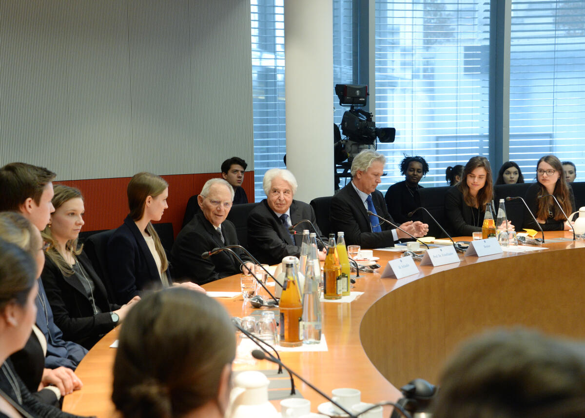 Schäuble, Wolfgang; Friedländer, Saul Gedenkstunde des Deutschen Bundestages aus Anlass des Tags des Gedenkens an die Opfer des Nationalsozialismus. Bundestagspräsident Dr. Wolfgang Schäuble hält die Begrüßungsansprache, Prof. Dr. Saul Friedländer die Gedenkrede. Danach findet unter der Leitung des Präsidenten (5.v.re) und mit Beteiligung von Prof. Dr. Saul Friedländer (4.v.re) eine Podiumsdiskussion mit Jugendlichen statt.; Übersicht.