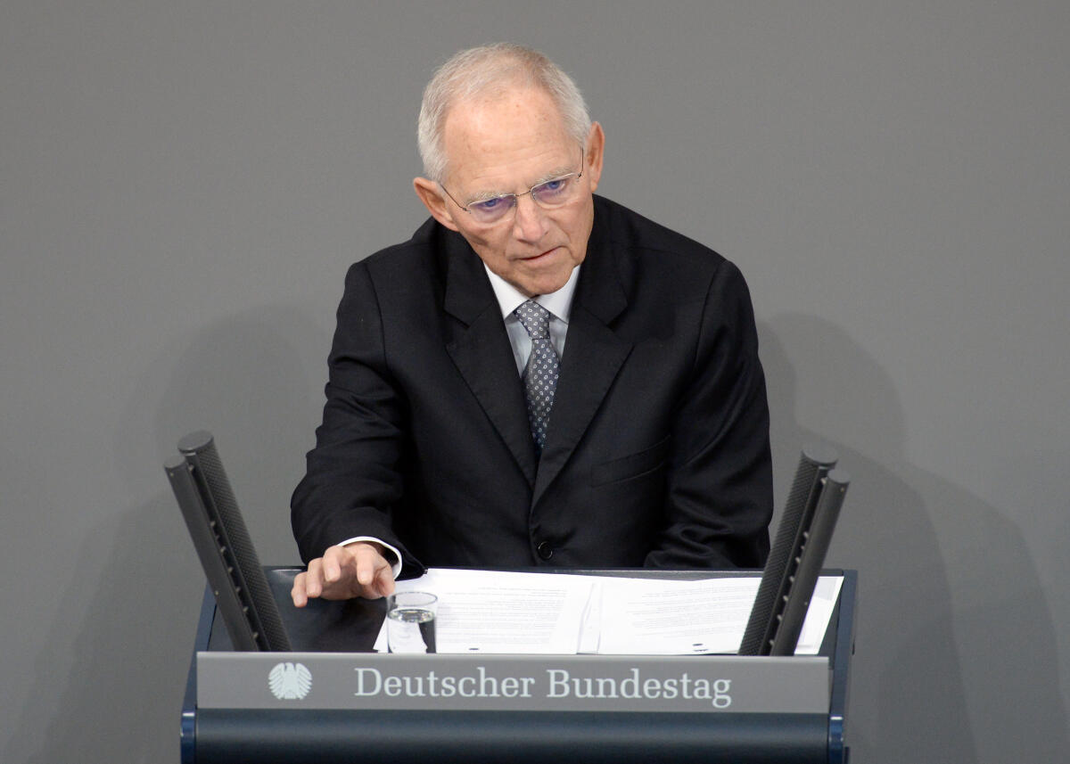 Schäuble, Wolfgang Gedenkstunde des Deutschen Bundestages aus Anlass des Tags des Gedenkens an die Opfer des Nationalsozialismus. Bundestagspräsident Dr. Wolfgang Schäuble (hier im Bild) hält die Begrüßungsansprache, Prof. Dr. Saul Friedländer die Gedenkrede. Das Bennewitz-Quartett spielt Erwin Schulhoff (1894 - 1942) "Alla Tango milonga": Andante, Nr. 4, aus: Fünf Stücke für Streichquartett (1923), und Viktor Ullmann (1898 - 1944) Streichquartett Nr. 3, op. 46 (1943) Allegro moderato. Largo. Allegro vivace e ritmico.; Rede, Rednerpult, Mikro, Mikrofon.