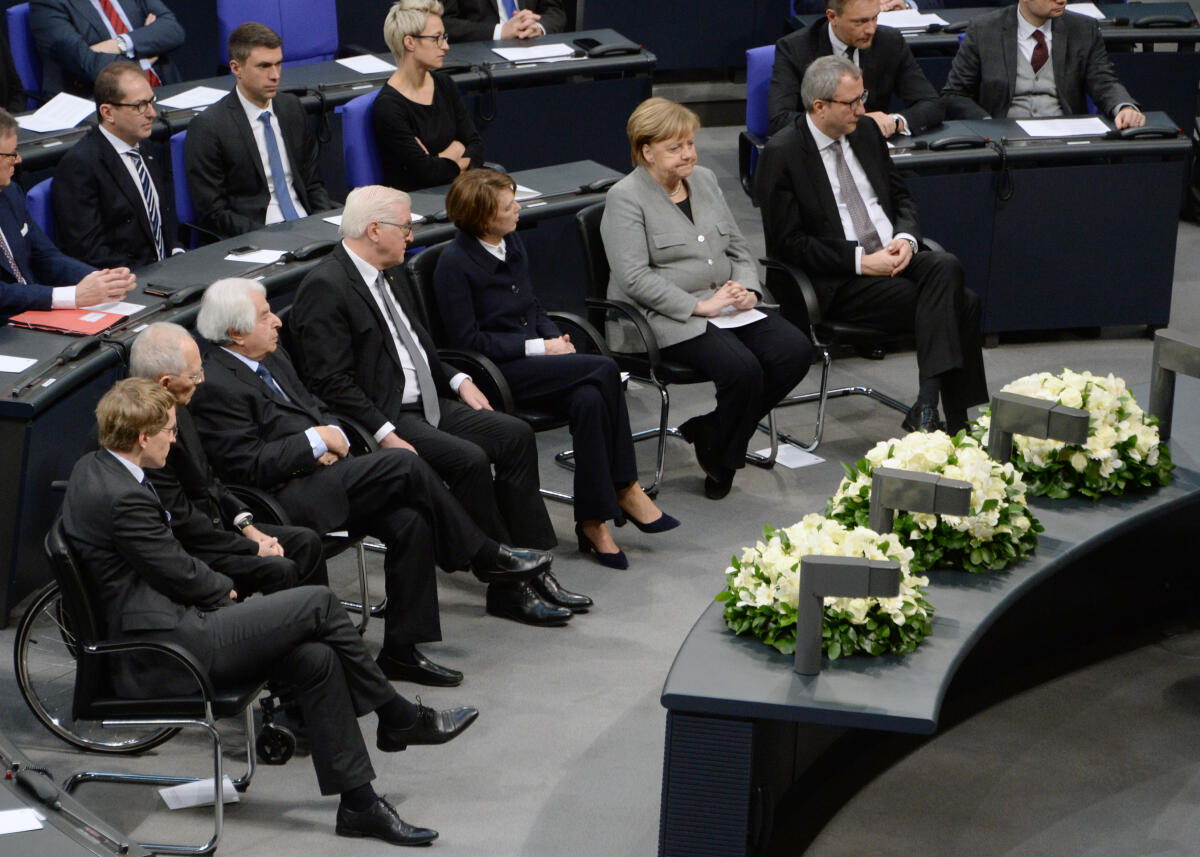 Gedenkstunde des Deutschen Bundestages aus Anlass des Tags des Gedenkens an die Opfer des Nationalsozialismus. Bundestagspräsident Dr. Wolfgang Schäuble hält die Begrüßungsansprache, Prof. Dr. Saul Friedländer die Gedenkrede. Das Bennewitz-Quartett spielt Erwin Schulhoff (1894 - 1942) "Alla Tango milonga": Andante, Nr. 4, aus: Fünf Stücke für Streichquartett (1923), und Viktor Ullmann (1898 - 1944) Streichquartett Nr. 3, op. 46 (1943) Allegro moderato. Largo. Allegro vivace e ritmico. Hier die Verfassungsorgane v.li: Bundesratspräsident Daniel Günther, Bundestagspräsident Wolfgang Schäuble, Gastredner Saul Friedländer, Bundespräsident Dr. Frank-Walter Steinmeier, Elke Büdenbender, (Ehefrau von F.-W. Steinmeier), Bundeskanzlerin Dr. Angela Merkel, Bundesverfassungspräsident Dr. Andreas Vosskuhle. Schäuble, Wolfgang; Günther, Daniel; Friedländer, Saul; Steinmeier, Frank-Walter; Büdenbender, Elke; Merkel, Angela; Vosskuhle, Andreas Gedenkstunde des Deutschen Bundestages aus Anlass des Tags des Gedenkens an die Opfer des Nationalsozialismus. Bundestagspräsident Dr. Wolfgang Schäuble hält die Begrüßungsansprache, Prof. Dr. Saul Friedländer die Gedenkrede. Das Bennewitz-Quartett spielt Erwin Schulhoff (1894 - 1942) "Alla Tango milonga": Andante, Nr. 4, aus: Fünf Stücke für Streichquartett (1923), und Viktor Ullmann (1898 - 1944) Streichquartett Nr. 3, op. 46 (1943) Allegro moderato. Largo. Allegro vivace e ritmico. Hier die Verfassungsorgane v.li: Bundesratspräsident Daniel Günther, Bundestagspräsident Wolfgang Schäuble, Gastredner Saul Friedländer, Bundespräsident Dr. Frank-Walter Steinmeier, Elke Büdenbender, (Ehefrau von F.-W. Steinmeier), Bundeskanzlerin Dr. Angela Merkel, Bundesverfassungspräsident Dr. Andreas Vosskuhle.