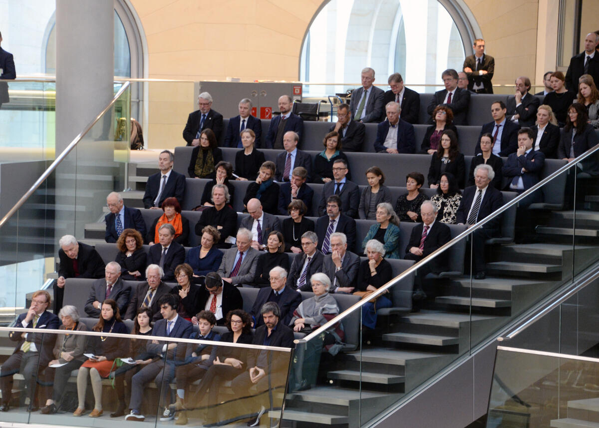  Gedenkstunde des Deutschen Bundestages aus Anlass des Tags des Gedenkens an die Opfer des Nationalsozialismus. Bundestagspräsident Dr. Wolfgang Schäuble hält die Begrüßungsansprache, Prof. Dr. Saul Friedländer die Gedenkrede. Das Bennewitz-Quartett spielt Erwin Schulhoff (1894 - 1942) "Alla Tango milonga": Andante, Nr. 4, aus: Fünf Stücke für Streichquartett (1923), und Viktor Ullmann (1898 - 1944) Streichquartett Nr. 3, op. 46 (1943) Allegro moderato. Largo. Allegro vivace e ritmico. Hier die Ehrentribüne mit zahlreichen Ehrengästen.