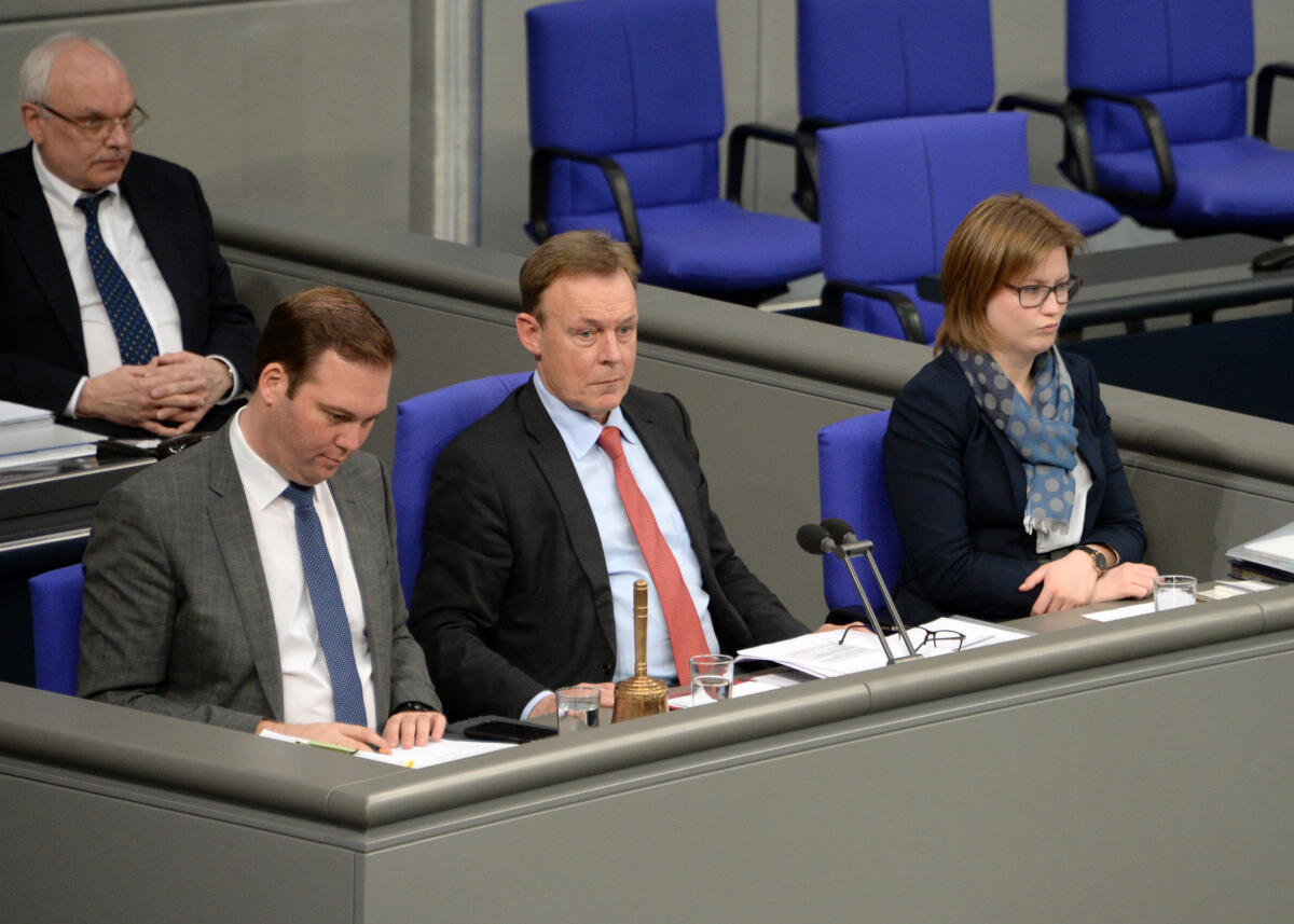 Schriftführer: Katharina Willkomm, FDP, Felix Schreiner, (li), CDU/CSU, Vorsitz: Bundestagsvizepräsident Thomas Oppermann, (mitte), SPD, 76. Sitzung Deutscher Bundestag. Willkomm, Katharina; Schreiner, Felix; Oppermann, Thomas Schriftführer: Katharina Willkomm, FDP, Felix Schreiner, (li), CDU/CSU, Vorsitz: Bundestagsvizepräsident Thomas Oppermann, (mitte), SPD, 76. Sitzung Deutscher Bundestag.
