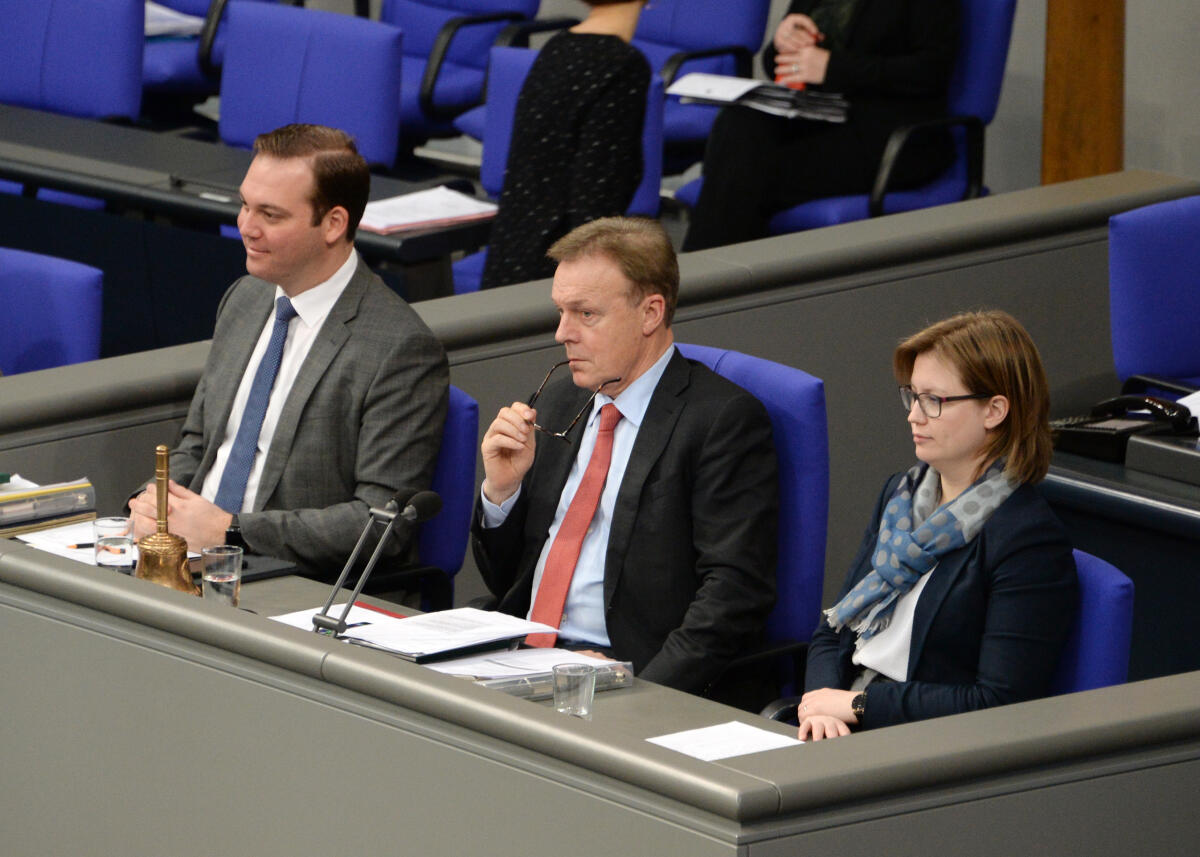 Willkomm, Katharina; Schreiner, Felix; Oppermann, Thomas Schriftführer: Katharina Willkomm, FDP, Felix Schreiner, (li), CDU/CSU, Vorsitz: Bundestagsvizepräsident Thomas Oppermann, (mitte), SPD, 76. Sitzung Deutscher Bundestag.