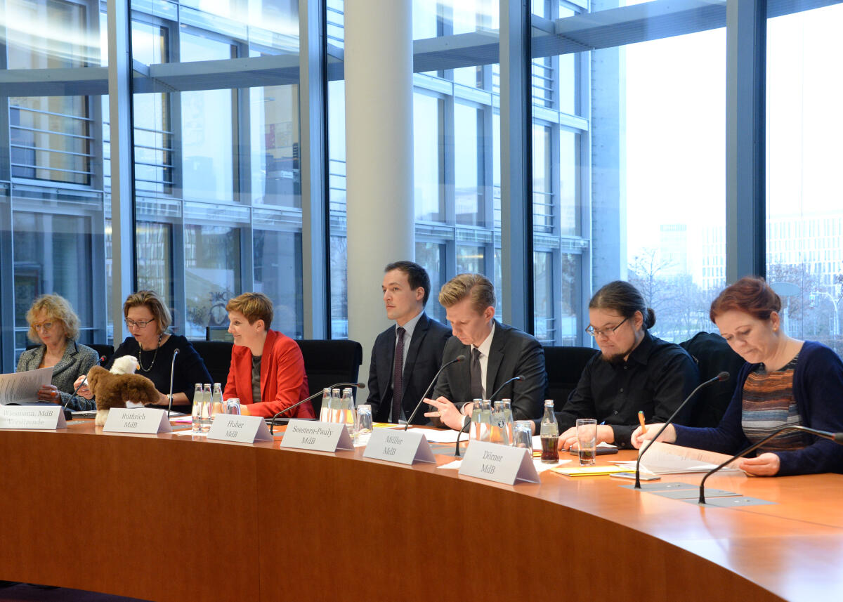 Wiesmann, Bettina Margarethe; Rüthrich, Susann Vorsitzwechsel beim Unterausschuss Kommission zur Wahrnehmung der Belange der Kinder (Kinderkommission, KiKo), Bettina Wiesmann, (2.v.li), CDU/CSU, übergibt den Vorsitz an Susann Rüthrich, (3.v.li), SPD. Mit dabei das Maskottchen Kiko.; Übersicht.
