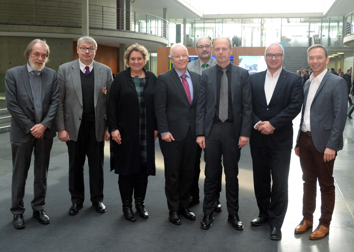 Bartke, Matthias; Wagner, Maik; Czogalla, Stefan; Tack, Kerstin; Birkwald, Matthias W.; Kober, Pascal Dr. Matthias Bartke, (mitte), SPD, Vorsitzender des Ausschusses des Deutschen Bundestages für Arbeit und Soziales, leitet mit Beteiligung von Mitgliedern des Ausschusses ein Gespräch mit dem stellvertretenden Bundesvorsitzenden, Maik Wagner, (3.v.re), und dem Leiter des Geschäftsbereichs für Arbeit, Wirtschaft, Soziales, Steuern und Senioren, Stefan Czogalla, (2.v.li).; Gruppenfoto: Kerstin Tack, (3.v.li), SPD, Matthias Birkwald, (2.v.re), DIE LINKE, Pascal Kober, (re), FDP.