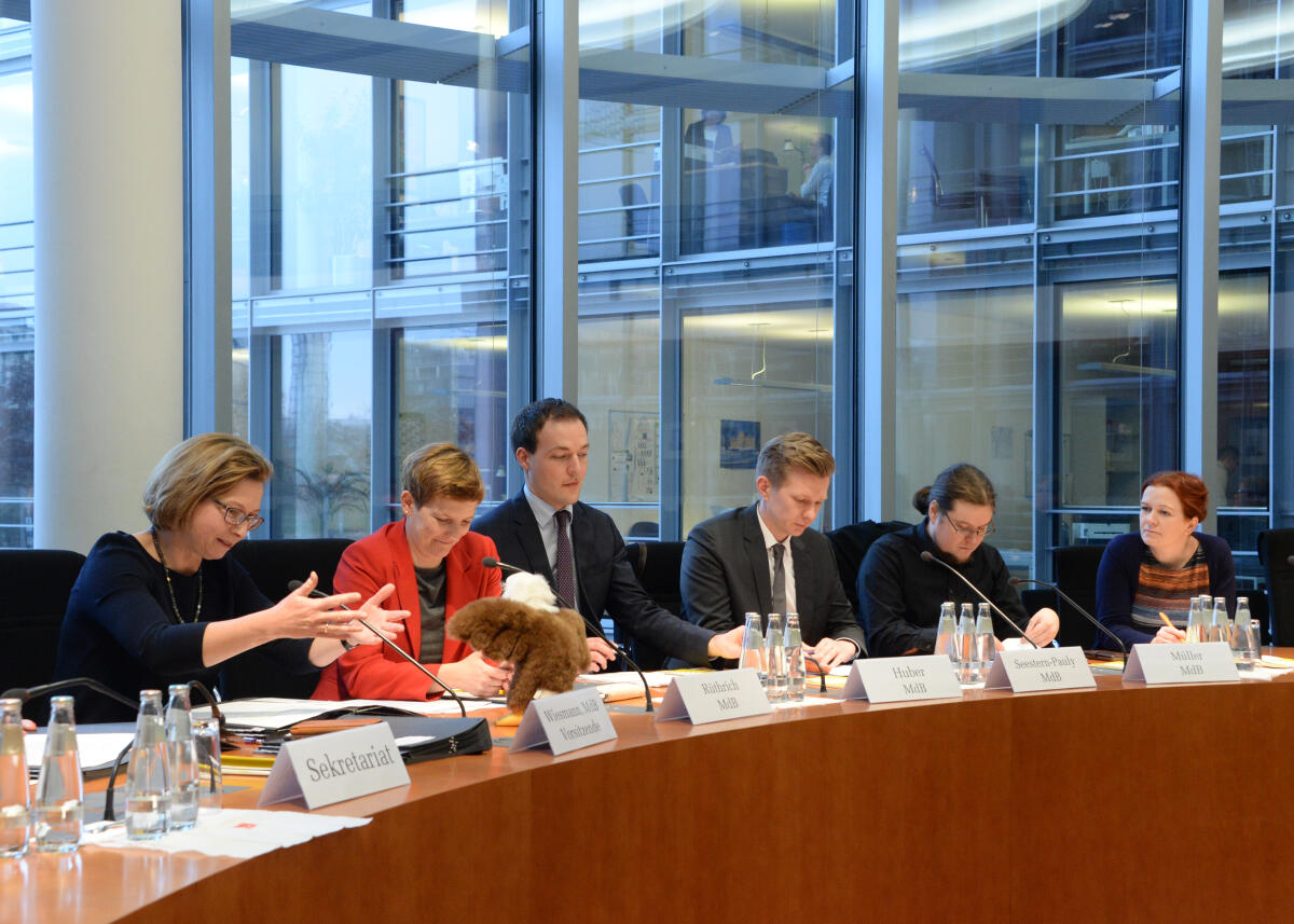 Vorsitzwechsel beim Unterausschuss Kommission zur Wahrnehmung der Belange der Kinder (Kinderkommission, KiKo), Bettina Wiesmann, (li), CDU/CSU, übergibt den Vorsitz an Susann Rüthrich, (2.v.li), SPD. Mit dabei das Maskottchen Kiko.; Übersicht. Wiesmann, Bettina Margarethe; Rüthrich, Susann Vorsitzwechsel beim Unterausschuss Kommission zur Wahrnehmung der Belange der Kinder (Kinderkommission, KiKo), Bettina Wiesmann, (li), CDU/CSU, übergibt den Vorsitz an Susann Rüthrich, (2.v.li), SPD. Mit dabei das Maskottchen Kiko.; Übersicht.