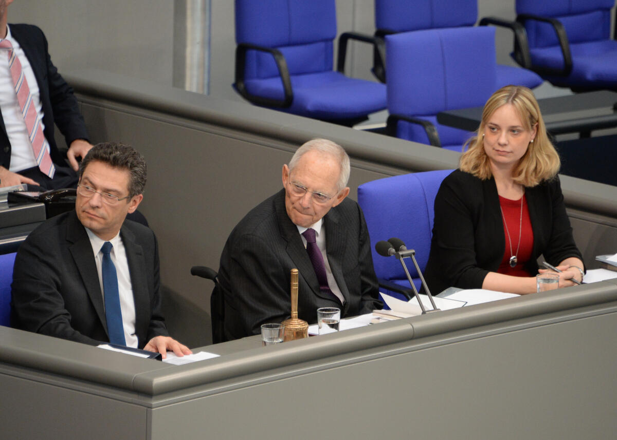 Völlers, Marja-Liisa; Wiehle, Wolfgang; Schäuble, Wolfgang Schriftführer: Marja-Liisa Völlers, SPD, Wolfgang Wiehle, AfD, (li), Vorsitz: Bundestagspräsident Dr. Wolfgang Schäuble, (mitte), CDU/CSU, 76. Sitzung Deutscher Bundestag.