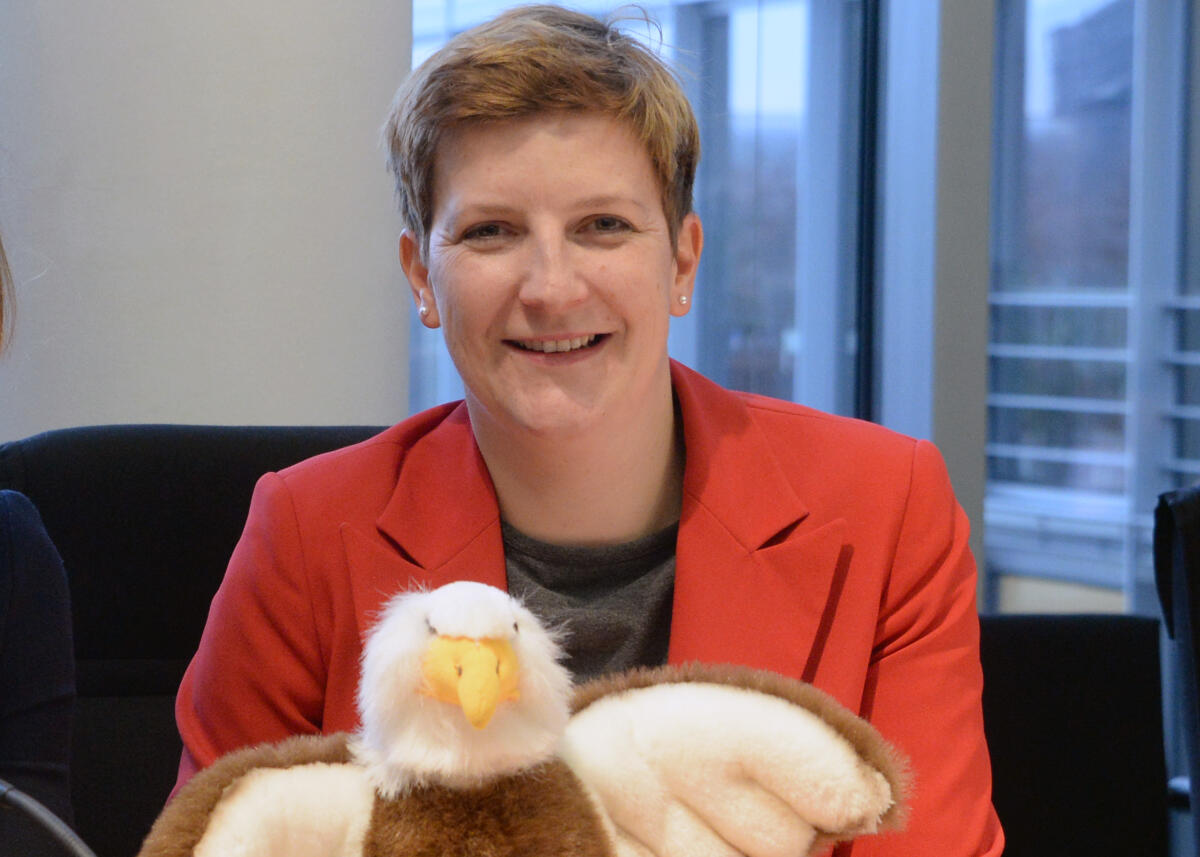 Susann Rüthrich, SPD, Vorsitzende des Unterausschusses Kommission zur Wahrnehmung der Belange der Kinder (Kinderkommission, KiKo), mit Maskottchen Kiko. Rüthrich, Susann Susann Rüthrich, SPD, Vorsitzende des Unterausschusses Kommission zur Wahrnehmung der Belange der Kinder (Kinderkommission, KiKo), mit Maskottchen Kiko.