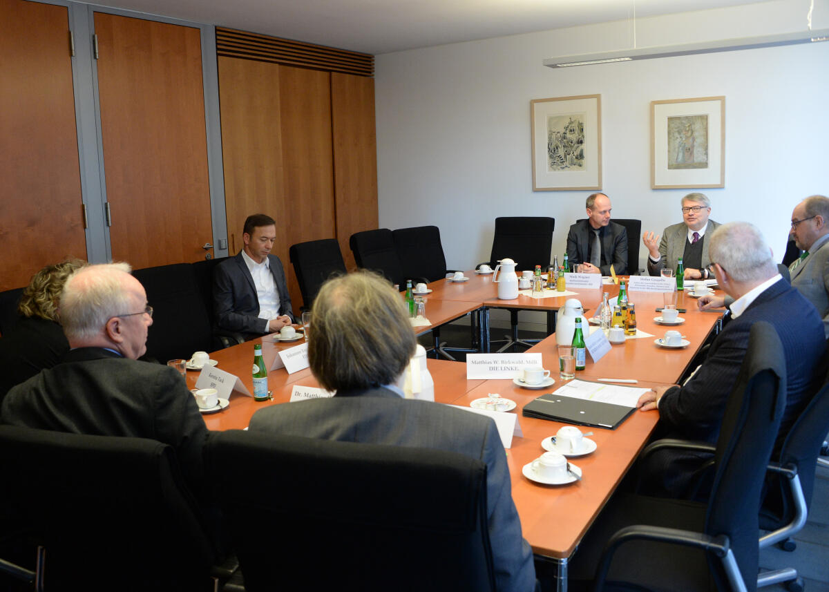 Bartke, Matthias; Wagner, Maik; Czogalla, Stefan Dr. Matthias Bartke, (li), SPD, Vorsitzender des Ausschusses des Deutschen Bundestages für Arbeit und Soziales, leitet mit Beteiligung von Mitgliedern des Ausschusses ein Gespräch mit dem stellvertretenden Bundesvorsitzenden, Maik Wagner, (4.v.re), und dem Leiter des Geschäftsbereichs für Arbeit, Wirtschaft, Soziales, Steuern und Senioren, Stefan Czogalla, (3.v.re).