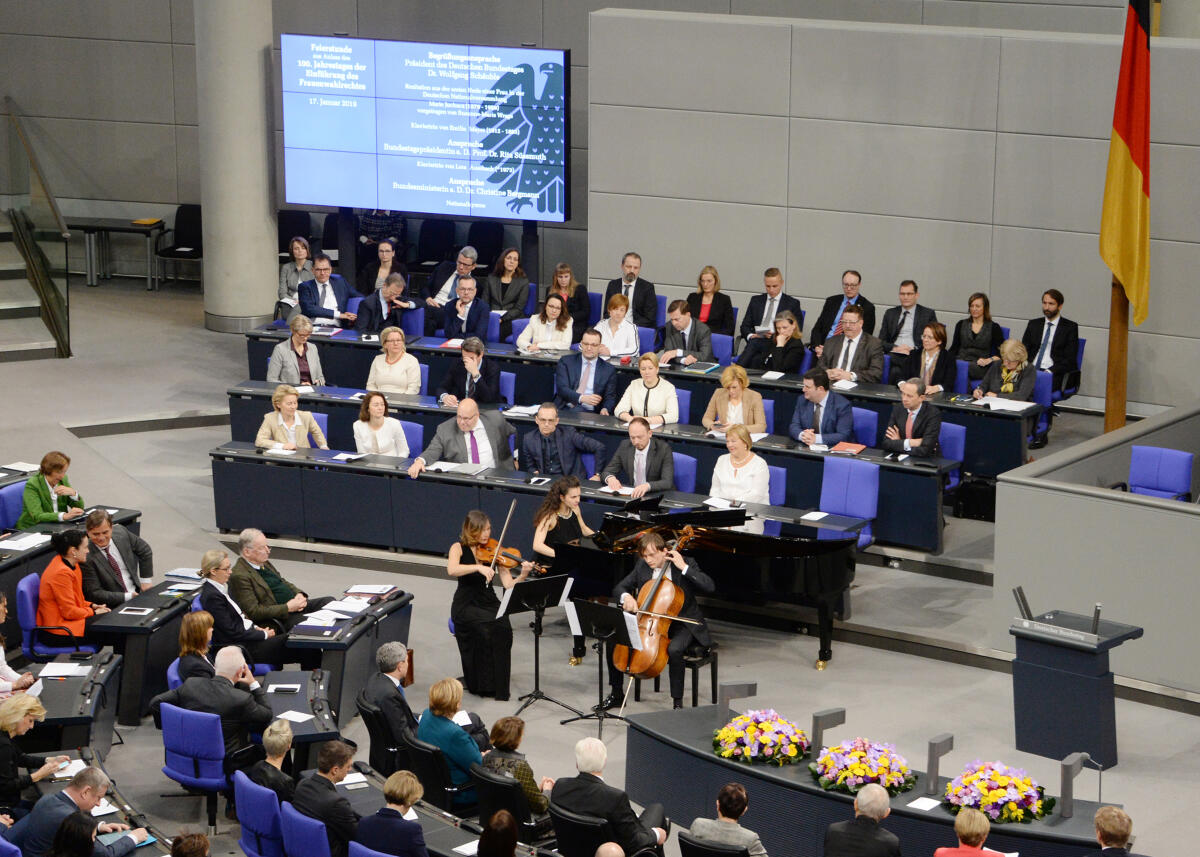  Feierstunde im Deutschen Bundestag zu 100 Jahren Frauenwahlrecht. Bundestagspräsident Dr. Wolfgang Schäuble, CDU/CSU, hält die Begrüßungsansprache, Bundestagspräsidentin a. D. Prof. Dr. Rita Süssmuth und Bundesministerin a. D. Dr. Dr. Christine Bergmann halten die Ansprachen. Schauspielerin Susanne-Marie Wrage rezitiert aus der ersten Rede der Abgeordneten Marie Juchacz in der Nationalversammlung. Musikalisch wird die Veranstaltung vom Klaviertrio der Deutschen Stiftung Musikleben (hier im Bild) begleitet. Das Bläserquintett der Universität der Künste Berlin intoniert die Nationalhymne.