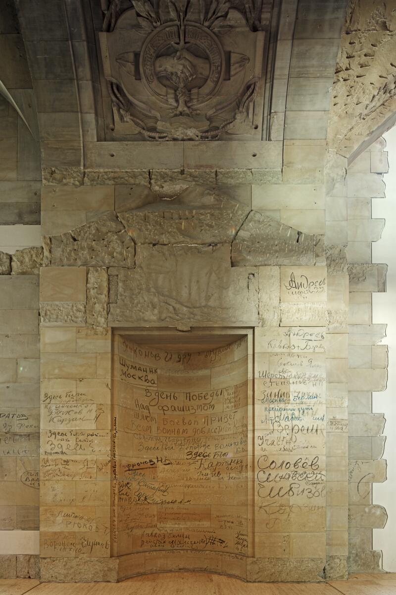 Russische Inschriften der sowjetischen Soldaten im Zweiten Weltkrieg im Reichstagsgebäude des Deutschen Bundestages.; Schrift, Inschrift, Graffiti, Wand, Mauer, Stein, Steine, kyrillisch, kyrillische Buchstaben Russische Inschriften der sowjetischen Soldaten im Zweiten Weltkrieg im Reichstagsgebäude des Deutschen Bundestages.; Schrift, Inschrift, Graffiti, Wand, Mauer, Stein, Steine, kyrillisch, kyrillische Buchstaben