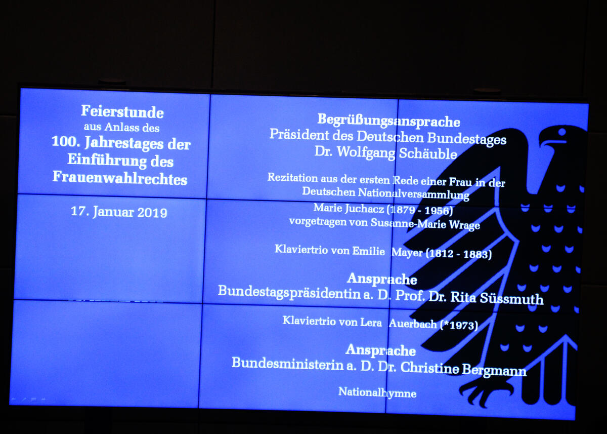  Feierstunde im Deutschen Bundestag zu 100 Jahren Frauenwahlrecht. Bundestagspräsident Dr. Wolfgang Schäuble, CDU/CSU, hält die Begrüßungsansprache, Bundestagspräsidentin a. D. Prof. Dr. Rita Süssmuth und Bundesministerin a. D. Dr. Dr. Christine Bergmann halten die Ansprachen. Schauspielerin Susanne-Marie Wrage rezitiert aus der ersten Rede der Abgeordneten Marie Juchacz in der Nationalversammlung. Musikalisch wird die Veranstaltung vom Klaviertrio der Deutschen Stiftung Musikleben begleitet. Das Bläserquintett der Universität der Künste Berlin intoniert die Nationalhymne.; Videowand, Videotafel, Programm.