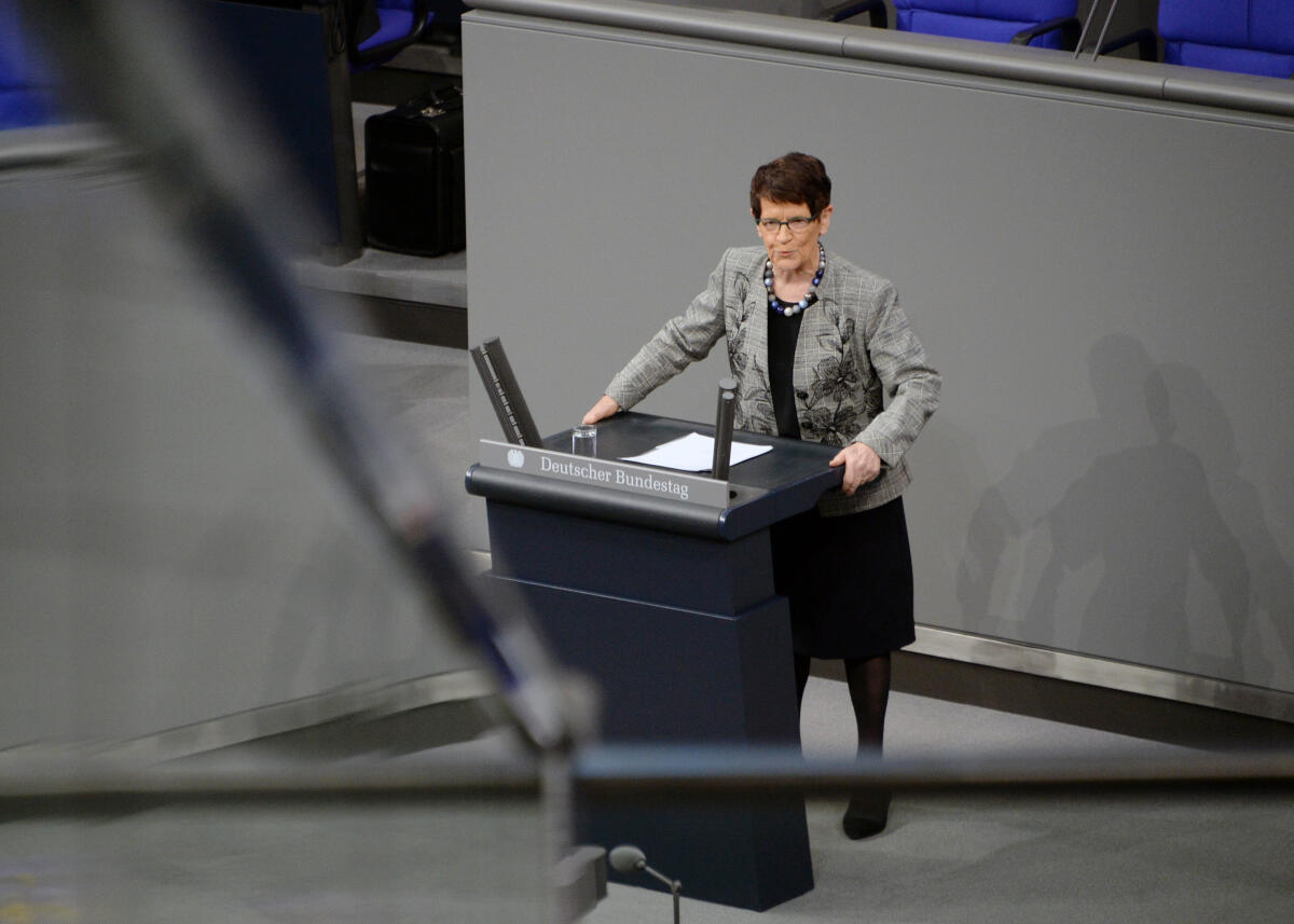 Süssmuth, Rita Feierstunde im Deutschen Bundestag zu 100 Jahren Frauenwahlrecht. Bundestagspräsident Dr. Wolfgang Schäuble, CDU/CSU, hält die Begrüßungsansprache, Bundestagspräsidentin a. D. Prof. Dr. Rita Süssmuth (im Bild) und Bundesministerin a. D. Dr. Dr. Christine Bergmann halten die Ansprachen. Schauspielerin Susanne-Marie Wrage rezitiert aus der ersten Rede der Abgeordneten Marie Juchacz in der Nationalversammlung. Musikalisch wird die Veranstaltung vom Klaviertrio der Deutschen Stiftung Musikleben begleitet. Das Bläserquintett der Universität der Künste Berlin intoniert die Nationalhymne.