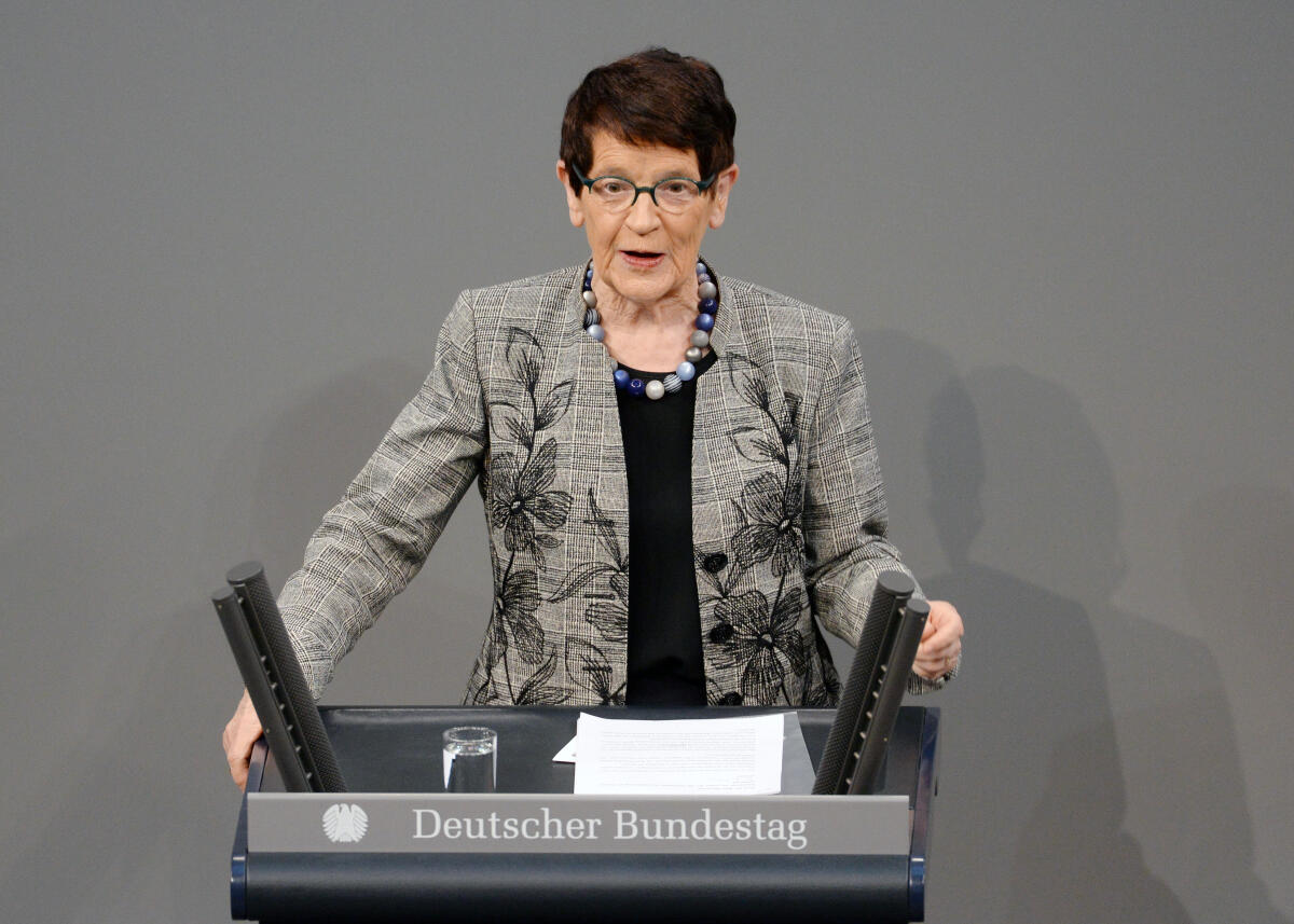Süssmuth, Rita Feierstunde im Deutschen Bundestag zu 100 Jahren Frauenwahlrecht. Bundestagspräsident Dr. Wolfgang Schäuble, CDU/CSU, hält die Begrüßungsansprache, Bundestagspräsidentin a. D. Prof. Dr. Rita Süssmuth (im Bild) und Bundesministerin a. D. Dr. Dr. Christine Bergmann halten die Ansprachen. Schauspielerin Susanne-Marie Wrage rezitiert aus der ersten Rede der Abgeordneten Marie Juchacz in der Nationalversammlung. Musikalisch wird die Veranstaltung vom Klaviertrio der Deutschen Stiftung Musikleben begleitet. Das Bläserquintett der Universität der Künste Berlin intoniert die Nationalhymne.