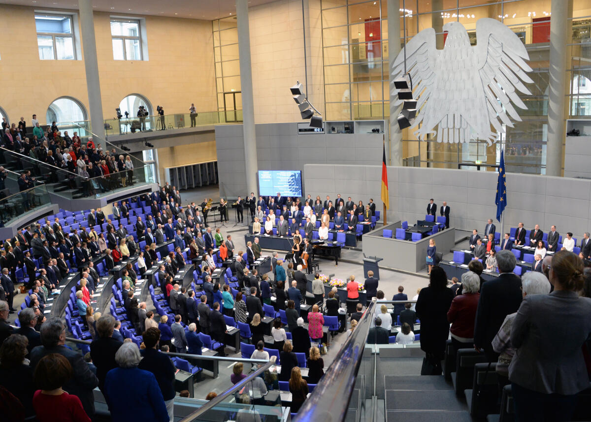  Feierstunde im Deutschen Bundestag zu 100 Jahren Frauenwahlrecht. Bundestagspräsident Dr. Wolfgang Schäuble, CDU/CSU, hält die Begrüßungsansprache, Bundestagspräsidentin a. D. Prof. Dr. Rita Süssmuth und Bundesministerin a. D. Dr. Dr. Christine Bergmann halten die Ansprachen. Schauspielerin Susanne-Marie Wrage rezitiert aus der ersten Rede der Abgeordneten Marie Juchacz in der Nationalversammlung. Musikalisch wird die Veranstaltung vom Klaviertrio der Deutschen Stiftung Musikleben begleitet. Das Bläserquintett der Universität der Künste Berlin intoniert die Nationalhymne.