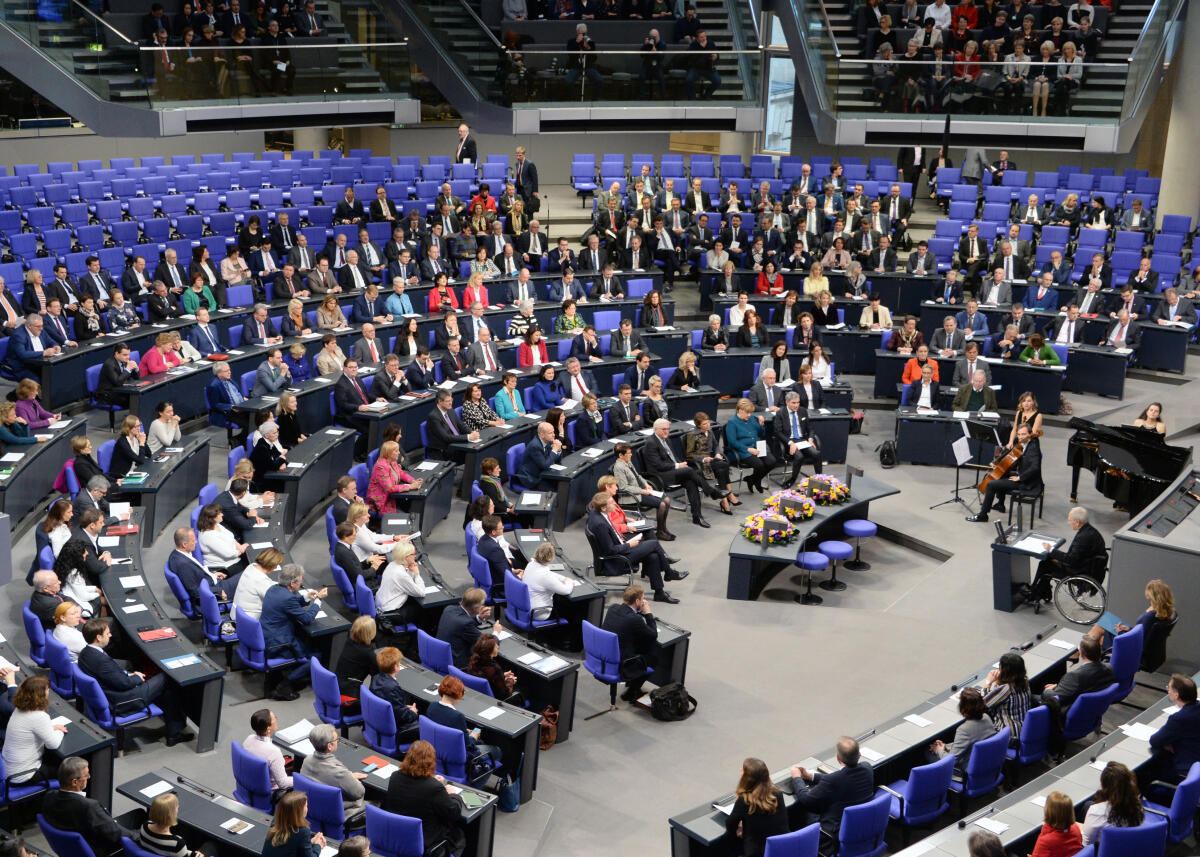  Feierstunde im Deutschen Bundestag zu 100 Jahren Frauenwahlrecht. Bundestagspräsident Dr. Wolfgang Schäuble, CDU/CSU, hält die Begrüßungsansprache, Bundestagspräsidentin a. D. Prof. Dr. Rita Süssmuth und Bundesministerin a. D. Dr. Dr. Christine Bergmann halten die Ansprachen. Schauspielerin Susanne-Marie Wrage rezitiert aus der ersten Rede der Abgeordneten Marie Juchacz in der Nationalversammlung. Musikalisch wird die Veranstaltung vom Klaviertrio der Deutschen Stiftung Musikleben begleitet. Das Bläserquintett der Universität der Künste Berlin intoniert die Nationalhymne.