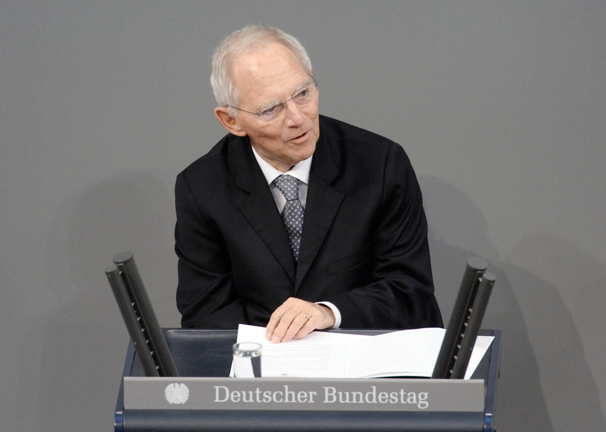 Schäuble, Wolfgang Feierstunde im Deutschen Bundestag zu 100 Jahren Frauenwahlrecht. Bundestagspräsident Dr. Wolfgang Schäuble (im Bild), CDU/CSU, hält die Begrüßungsansprache, Bundestagspräsidentin a. D. Prof. Dr. Rita Süssmuth und Bundesministerin a. D. Dr. Dr. Christine Bergmann halten die Ansprachen. Schauspielerin Susanne-Marie Wrage rezitiert aus der ersten Rede der Abgeordneten Marie Juchacz in der Nationalversammlung. Musikalisch wird die Veranstaltung vom Klaviertrio der Deutschen Stiftung Musikleben begleitet. Das Bläserquintett der Universität der Künste Berlin intoniert die Nationalhymne.; Rednerpult.
