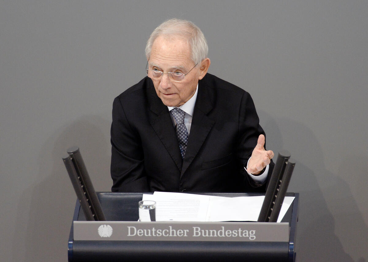 Schäuble, Wolfgang Feierstunde im Deutschen Bundestag zu 100 Jahren Frauenwahlrecht. Bundestagspräsident Dr. Wolfgang Schäuble (im Bild), CDU/CSU, hält die Begrüßungsansprache, Bundestagspräsidentin a. D. Prof. Dr. Rita Süssmuth und Bundesministerin a. D. Dr. Dr. Christine Bergmann halten die Ansprachen. Schauspielerin Susanne-Marie Wrage rezitiert aus der ersten Rede der Abgeordneten Marie Juchacz in der Nationalversammlung. Musikalisch wird die Veranstaltung vom Klaviertrio der Deutschen Stiftung Musikleben begleitet. Das Bläserquintett der Universität der Künste Berlin intoniert die Nationalhymne.; Rednerpult.