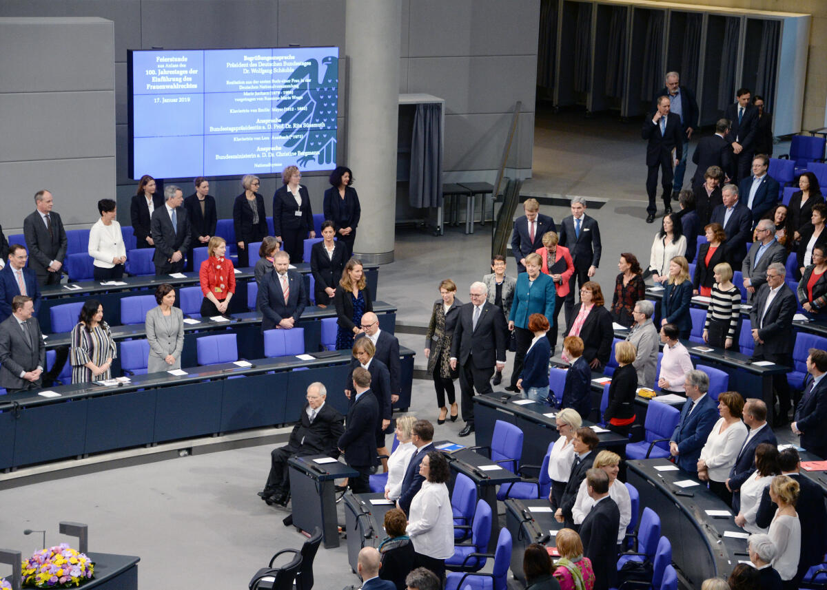  Feierstunde im Deutschen Bundestag zu 100 Jahren Frauenwahlrecht. Bundestagspräsident Dr. Wolfgang Schäuble, CDU/CSU, hält die Begrüßungsansprache, Bundestagspräsidentin a. D. Prof. Dr. Rita Süssmuth und Bundesministerin a. D. Dr. Dr. Christine Bergmann halten die Ansprachen. Schauspielerin Susanne-Marie Wrage rezitiert aus der ersten Rede der Abgeordneten Marie Juchacz in der Nationalversammlung. Musikalisch wird die Veranstaltung vom Klaviertrio der Deutschen Stiftung Musikleben begleitet. Das Bläserquintett der Universität der Künste Berlin intoniert die Nationalhymne.; Hier kommen die Verfassungsorgane in den Plenarsaal.