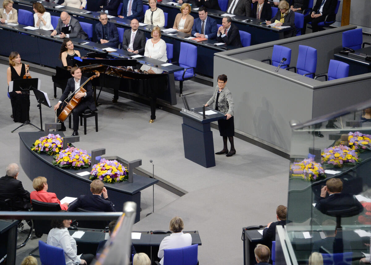 Süssmuth, Rita Feierstunde im Deutschen Bundestag zu 100 Jahren Frauenwahlrecht. Bundestagspräsident Dr. Wolfgang Schäuble, CDU/CSU, hält die Begrüßungsansprache, Bundestagspräsidentin a. D. Prof. Dr. Rita Süssmuth (am Rednerpult) und Bundesministerin a. D. Dr. Dr. Christine Bergmann halten die Ansprachen. Schauspielerin Susanne-Marie Wrage rezitiert aus der ersten Rede der Abgeordneten Marie Juchacz in der Nationalversammlung. Musikalisch wird die Veranstaltung vom Klaviertrio der Deutschen Stiftung Musikleben begleitet. Das Bläserquintett der Universität der Künste Berlin intoniert die Nationalhymne.