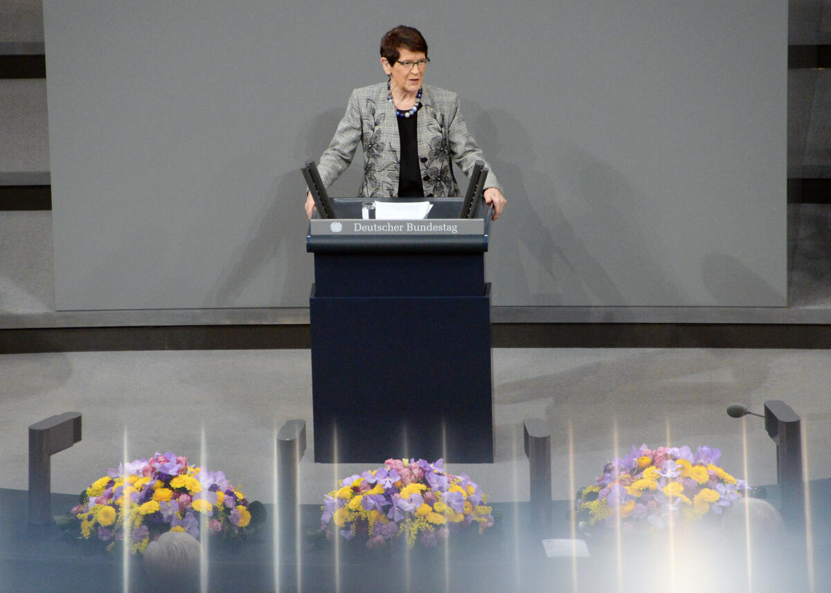 Süssmuth, Rita Feierstunde im Deutschen Bundestag zu 100 Jahren Frauenwahlrecht. Bundestagspräsident Dr. Wolfgang Schäuble, CDU/CSU, hält die Begrüßungsansprache, Bundestagspräsidentin a. D. Prof. Dr. Rita Süssmuth (im Bild) und Bundesministerin a. D. Dr. Dr. Christine Bergmann halten die Ansprachen. Schauspielerin Susanne-Marie Wrage rezitiert aus der ersten Rede der Abgeordneten Marie Juchacz in der Nationalversammlung. Musikalisch wird die Veranstaltung vom Klaviertrio der Deutschen Stiftung Musikleben begleitet. Das Bläserquintett der Universität der Künste Berlin intoniert die Nationalhymne.