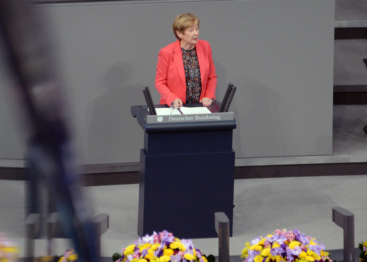Bergmann, Christine Feierstunde im Deutschen Bundestag zu 100 Jahren Frauenwahlrecht. Bundestagspräsident Dr. Wolfgang Schäuble, CDU/CSU, hält die Begrüßungsansprache, Bundestagspräsidentin a. D. Prof. Dr. Rita Süssmuth und Bundesministerin a. D. Dr. Dr. Christine Bergmann (im Bild) halten die Ansprachen. Schauspielerin Susanne-Marie Wrage rezitiert aus der ersten Rede der Abgeordneten Marie Juchacz in der Nationalversammlung. Musikalisch wird die Veranstaltung vom Klaviertrio der Deutschen Stiftung Musikleben begleitet. Das Bläserquintett der Universität der Künste Berlin intoniert die Nationalhymne.