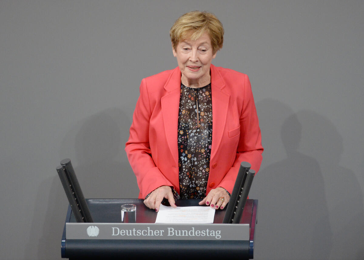 Bergmann, Christine Feierstunde im Deutschen Bundestag zu 100 Jahren Frauenwahlrecht. Bundestagspräsident Dr. Wolfgang Schäuble, CDU/CSU, hält die Begrüßungsansprache, Bundestagspräsidentin a. D. Prof. Dr. Rita Süssmuth und Bundesministerin a. D. Dr. Dr. Christine Bergmann (im Bild) halten die Ansprachen. Schauspielerin Susanne-Marie Wrage rezitiert aus der ersten Rede der Abgeordneten Marie Juchacz in der Nationalversammlung. Musikalisch wird die Veranstaltung vom Klaviertrio der Deutschen Stiftung Musikleben begleitet. Das Bläserquintett der Universität der Künste Berlin intoniert die Nationalhymne.