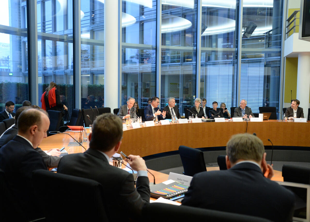 Hansjörg Durz, (4.v.re), CDU/CSU, stellvertretender Vorsitzender des Ausschusses Digitale Agenda, leitet eine Ausschusssitzung, an der der Bundesminister für wirtschaftliche Zusammenarbeit und Entwicklung, Dr. Gerd Müller, (5.v.re), CDU/CSU, teilnimmt.; Übersicht. Durz, Hansjörg; Müller, Gerd Hansjörg Durz, (4.v.re), CDU/CSU, stellvertretender Vorsitzender des Ausschusses Digitale Agenda, leitet eine Ausschusssitzung, an der der Bundesminister für wirtschaftliche Zusammenarbeit und Entwicklung, Dr. Gerd Müller, (5.v.re), CDU/CSU, teilnimmt.; Übersicht.