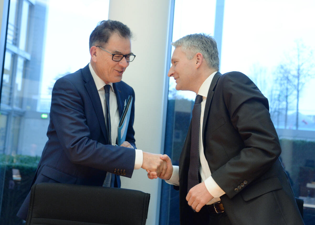 Hansjörg Durz, (re), CDU/CSU, stellvertretender Vorsitzender des Ausschusses Digitale Agenda, leitet eine Ausschusssitzung, an der der Bundesminister für wirtschaftliche Zusammenarbeit und Entwicklung, Dr. Gerd Müller, (li), CDU/CSU, teilnimmt.; Begrüßung, Geste, Gestik. Durz, Hansjörg; Müller, Gerd Hansjörg Durz, (re), CDU/CSU, stellvertretender Vorsitzender des Ausschusses Digitale Agenda, leitet eine Ausschusssitzung, an der der Bundesminister für wirtschaftliche Zusammenarbeit und Entwicklung, Dr. Gerd Müller, (li), CDU/CSU, teilnimmt.; Begrüßung, Geste, Gestik.