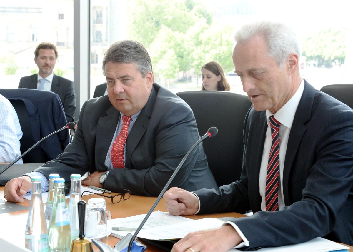 Sigmar Gabriel, (li), SPD, Bundesminister für Wirtschaft und Energie, ist zu Gast in einer Öffentlichen Anhörung des Ausschusses des Deutschen Bundestages für Wirtschaft und Energie, die vom Vorsitzenden, Dr. Peter Ramsauer, (re), CDU/CSU, geleitet wird. Ramsauer, Peter; Gabriel, Sigmar Sigmar Gabriel, (li), SPD, Bundesminister für Wirtschaft und Energie, ist zu Gast in einer Öffentlichen Anhörung des Ausschusses des Deutschen Bundestages für Wirtschaft und Energie, die vom Vorsitzenden, Dr. Peter Ramsauer, (re), CDU/CSU, geleitet wird.