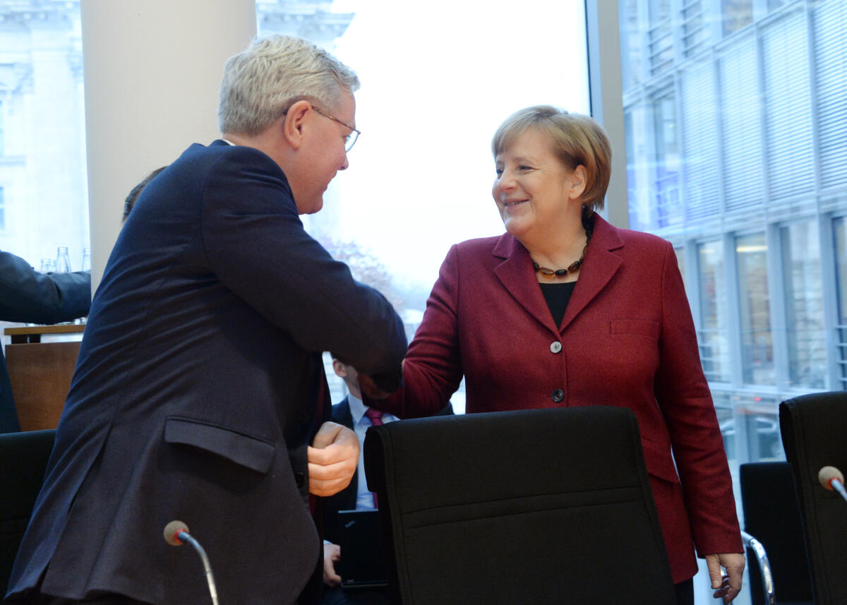 Bundeskanzlerin Dr. Angela Merkel, CDU/CSU, nimmt an einer Sitzung des Auswärtigen Ausschusses des Deutschen Bundestages teil. Dr. Norbert Röttgen, CDU/CSU, Vorsitzender des Ausschusses, leitet die Sitzung.; Begrüßung, Geste, Gestik. Röttgen, Norbert; Merkel, Angela Bundeskanzlerin Dr. Angela Merkel, CDU/CSU, nimmt an einer Sitzung des Auswärtigen Ausschusses des Deutschen Bundestages teil. Dr. Norbert Röttgen, CDU/CSU, Vorsitzender des Ausschusses, leitet die Sitzung.; Begrüßung, Geste, Gestik.
