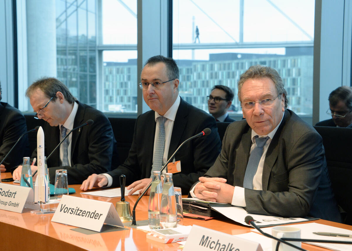 Klaus Ernst, (re), DIE LINKE, Vorsitzender des Ausschusses des Deutschen Bundestages für Wirtschaft und Energie, leitet eine Ausschusssitzung, an der Pierre Godart, (mitte), CEO der ArianeGroup GmbH, und Jürgen Ackermann, (li), Generalsekretär der ArianeGroup GmbH, teilnehmen. Ernst, Klaus; Godart, Pierre; Ackermann, Jürgen Klaus Ernst, (re), DIE LINKE, Vorsitzender des Ausschusses des Deutschen Bundestages für Wirtschaft und Energie, leitet eine Ausschusssitzung, an der Pierre Godart, (mitte), CEO der ArianeGroup GmbH, und Jürgen Ackermann, (li), Generalsekretär der ArianeGroup GmbH, teilnehmen.