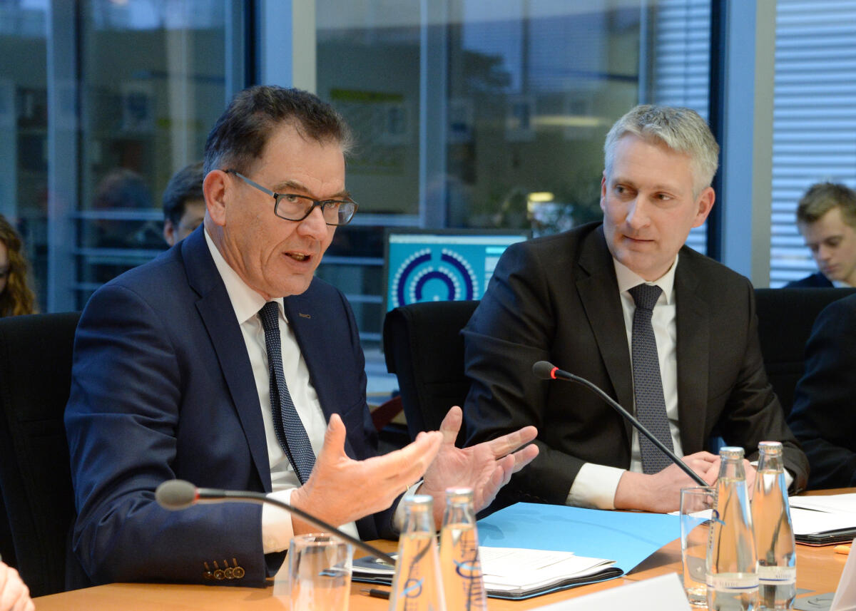 Hansjörg Durz, (re), CDU/CSU, stellvertretender Vorsitzender des Ausschusses Digitale Agenda, leitet eine Ausschusssitzung, an der der Bundesminister für wirtschaftliche Zusammenarbeit und Entwicklung, Dr. Gerd Müller, (li), CDU/CSU, teilnimmt.; Geste, Gestik. Durz, Hansjörg; Müller, Gerd Hansjörg Durz, (re), CDU/CSU, stellvertretender Vorsitzender des Ausschusses Digitale Agenda, leitet eine Ausschusssitzung, an der der Bundesminister für wirtschaftliche Zusammenarbeit und Entwicklung, Dr. Gerd Müller, (li), CDU/CSU, teilnimmt.; Geste, Gestik.