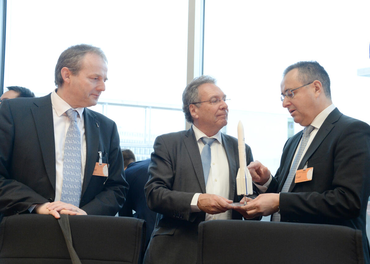 Klaus Ernst, (mitte), DIE LINKE, Vorsitzender des Ausschusses des Deutschen Bundestages für Wirtschaft und Energie, leitet eine Ausschusssitzung, an der Pierre Godart, (re), CEO der ArianeGroup GmbH, und Jürgen Ackermann, (li), Generalsekretär der ArianeGroup GmbH, teilnehmen.; Geste, Gestik. Ernst, Klaus; Godart, Pierre; Ackermann, Jürgen Klaus Ernst, (mitte), DIE LINKE, Vorsitzender des Ausschusses des Deutschen Bundestages für Wirtschaft und Energie, leitet eine Ausschusssitzung, an der Pierre Godart, (re), CEO der ArianeGroup GmbH, und Jürgen Ackermann, (li), Generalsekretär der ArianeGroup GmbH, teilnehmen.; Geste, Gestik.