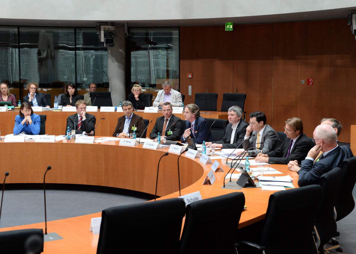 Der Ausschuss des Deutschen Bundestages für Wirtschaft und Energie hat unter der Leitung seines Vorsitzenden Dr. Peter Ramsauer, CDU/CSU, und mit Beteiligung von Sachverständigen (hier im Bild) eine Öffentliche Anhörung zum Thema: "Entwurf eines Gesetzes zur Reform der Besonderen Ausgleichsregelung für stromkosten- und handelsintensive Unternehmen".; Übersicht. Der Ausschuss des Deutschen Bundestages für Wirtschaft und Energie hat unter der Leitung seines Vorsitzenden Dr. Peter Ramsauer, CDU/CSU, und mit Beteiligung von Sachverständigen (hier im Bild) eine Öffentliche Anhörung zum Thema: "Entwurf eines Gesetzes zur Reform der Besonderen Ausgleichsregelung für stromkosten- und handelsintensive Unternehmen".; Übersicht.