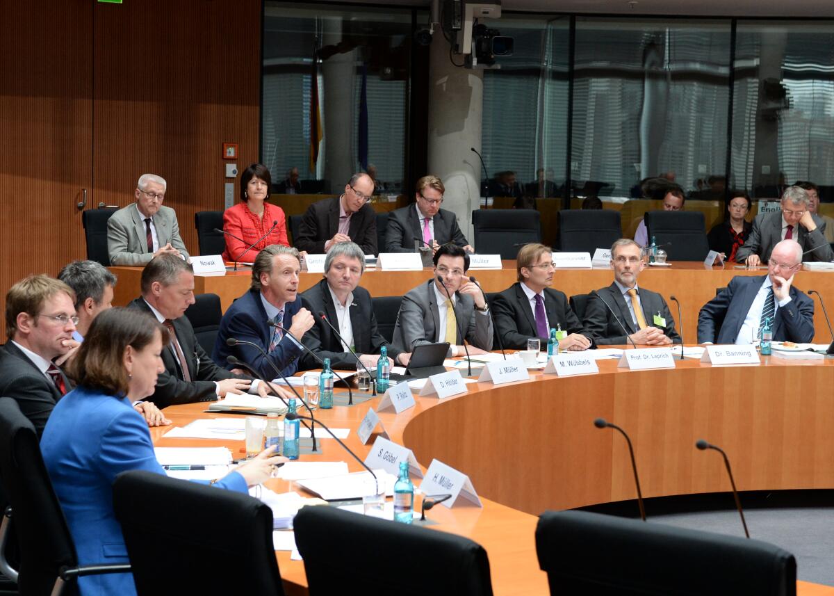 Der Ausschuss des Deutschen Bundestages für Wirtschaft und Energie hat unter der Leitung seines Vorsitzenden Dr. Peter Ramsauer, CDU/CSU, und mit Beteiligung von Sachverständigen (hier im Bild) eine Öffentliche Anhörung zum Thema: "Entwurf eines Gesetzes zur Reform der Besonderen Ausgleichsregelung für stromkosten- und handelsintensive Unternehmen".; Übersicht. Der Ausschuss des Deutschen Bundestages für Wirtschaft und Energie hat unter der Leitung seines Vorsitzenden Dr. Peter Ramsauer, CDU/CSU, und mit Beteiligung von Sachverständigen (hier im Bild) eine Öffentliche Anhörung zum Thema: "Entwurf eines Gesetzes zur Reform der Besonderen Ausgleichsregelung für stromkosten- und handelsintensive Unternehmen".; Übersicht.