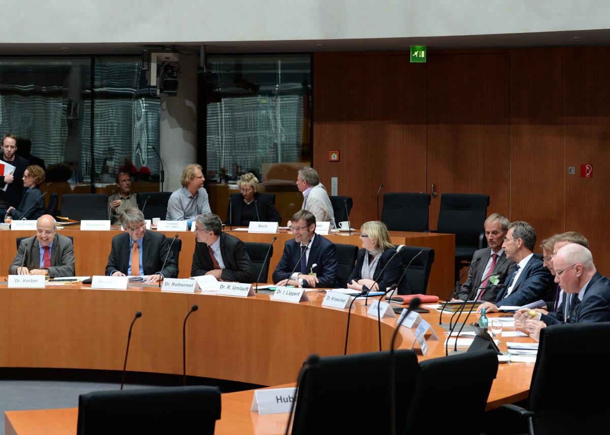 Der Ausschuss des Deutschen Bundestages für Wirtschaft und Energie hat unter der Leitung seines Vorsitzenden Dr. Peter Ramsauer, CDU/CSU, und mit Beteiligung von Sachverständigen (hier im Bild) eine Öffentliche Anhörung zum Thema: "Ökostromförderung gerecht und bürgernah".; Übersicht. Der Ausschuss des Deutschen Bundestages für Wirtschaft und Energie hat unter der Leitung seines Vorsitzenden Dr. Peter Ramsauer, CDU/CSU, und mit Beteiligung von Sachverständigen (hier im Bild) eine Öffentliche Anhörung zum Thema: "Ökostromförderung gerecht und bürgernah".; Übersicht.