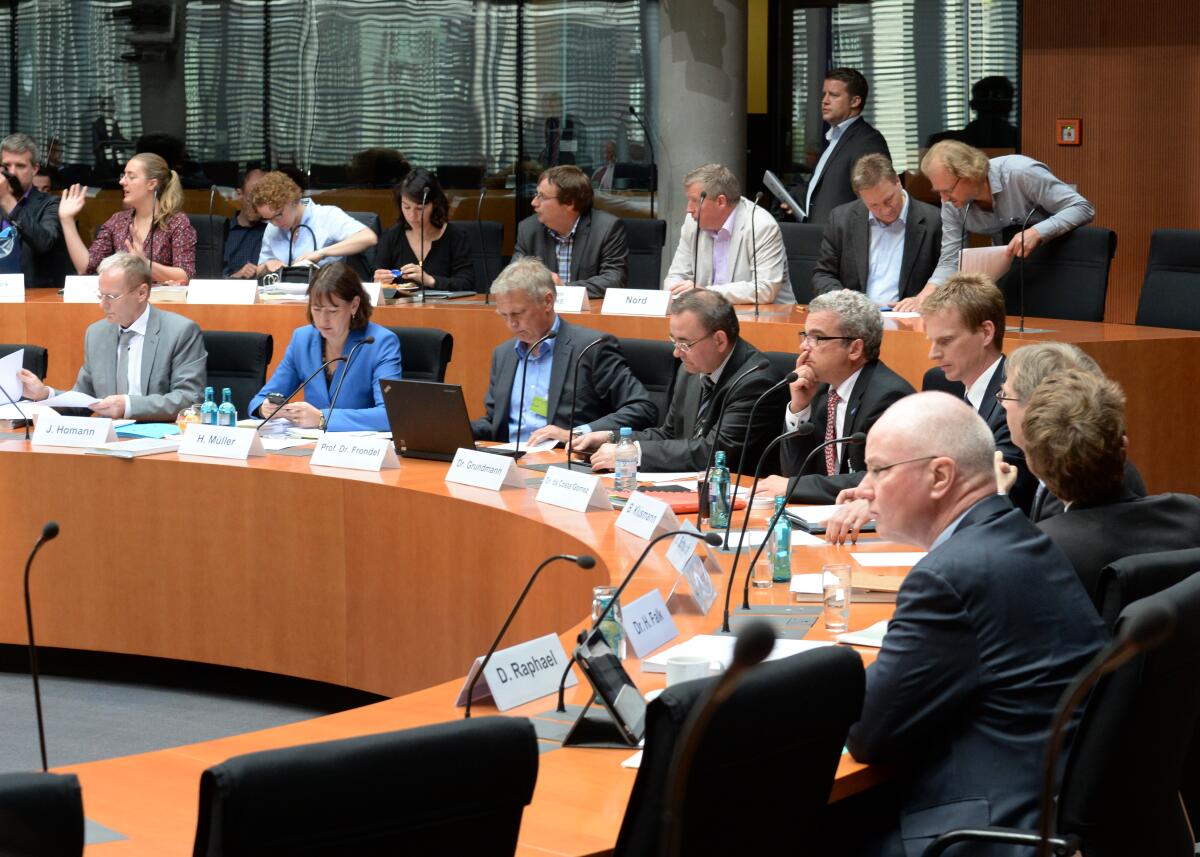 Der Ausschuss des Deutschen Bundestages für Wirtschaft und Energie hat unter der Leitung seines Vorsitzenden Dr. Peter Ramsauer, CDU/CSU, und mit Beteiligung von Sachverständigen (hier im Bild) eine Öffentliche Anhörung zum Thema: "Entwurf einnes Gesetzes zur grundlegenden Reform des Erneuerbare-Energien-Gesetzes und zur Änderung weiterer Bestimmungen des Energiewirtschaftsrechts".; Übersicht. Der Ausschuss des Deutschen Bundestages für Wirtschaft und Energie hat unter der Leitung seines Vorsitzenden Dr. Peter Ramsauer, CDU/CSU, und mit Beteiligung von Sachverständigen (hier im Bild) eine Öffentliche Anhörung zum Thema: "Entwurf einnes Gesetzes zur grundlegenden Reform des Erneuerbare-Energien-Gesetzes und zur Änderung weiterer Bestimmungen des Energiewirtschaftsrechts".; Übersicht.