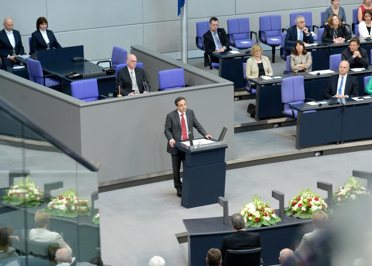 Lammert, Norbert; Kermani, Navid Feierstunde des Deutschen Bundestages aus Anlass des 65. Jahrestages des Inkrafttretens des Grundgesetzes für die Bundesrepublik Deutschland. Bundestagspräsident Prof. Dr. Norbert Lammert, (Vorsitz), CDU/CSU, hält die Begrüßungsansprache, Dr. Navid Kermani (Rednerpult) die Festrede.; Sonderveranstaltung, Übersicht, Blumen, Plenum.