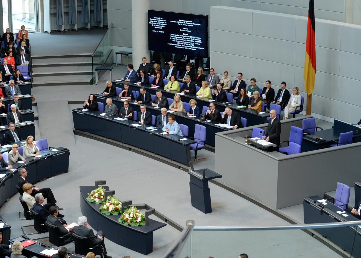  Feierstunde des Deutschen Bundestages aus Anlass des 65. Jahrestages des Inkrafttretens des Grundgesetzes für die Bundesrepublik Deutschland. Bundestagspräsident Prof. Dr. Norbert Lammert, (am Vorsitz, Rednerpult), CDU/CSU, hält die Begrüßungsansprache, Dr. Navid Kermani (Rednerpult) die Festrede.; Sonderveranstaltung, Übersicht, Plenum.