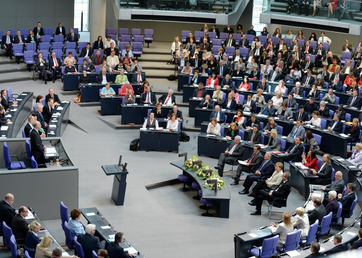  Feierstunde des Deutschen Bundestages aus Anlass des 65. Jahrestages des Inkrafttretens des Grundgesetzes für die Bundesrepublik Deutschland. Bundestagspräsident Prof. Dr. Norbert Lammert, (am Vorsitz, Rednerpult), CDU/CSU, hält die Begrüßungsansprache, Dr. Navid Kermani (Rednerpult) die Festrede.; Sonderveranstaltung, Übersicht, Plenum.