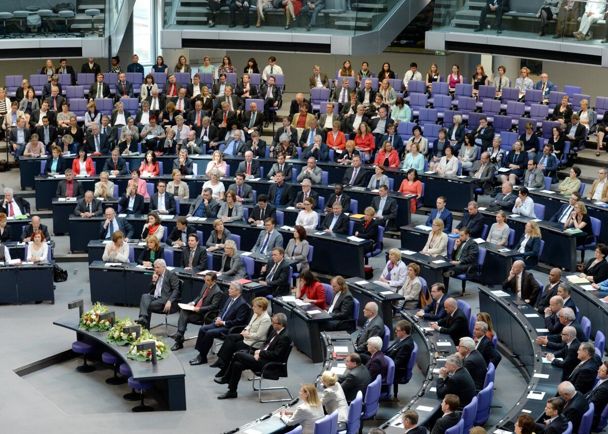  Feierstunde des Deutschen Bundestages aus Anlass des 65. Jahrestages des Inkrafttretens des Grundgesetzes für die Bundesrepublik Deutschland. Bundestagspräsident Prof. Dr. Norbert Lammert, (am Vorsitz, Rednerpult), CDU/CSU, hält die Begrüßungsansprache, Dr. Navid Kermani (Rednerpult) die Festrede.; Sonderveranstaltung, Übersicht, Plenum.