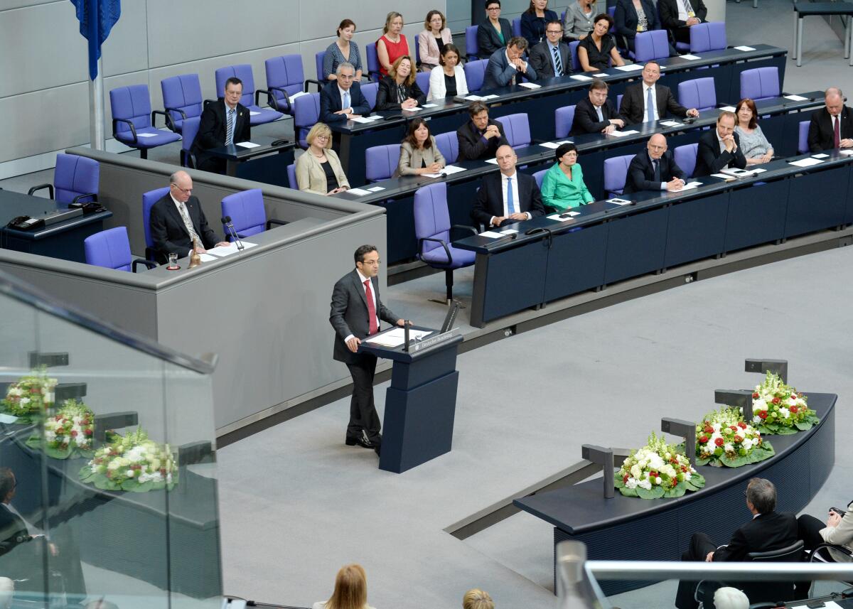 Lammert, Norbert; Kermani, Navid Feierstunde des Deutschen Bundestages aus Anlass des 65. Jahrestages des Inkrafttretens des Grundgesetzes für die Bundesrepublik Deutschland. Bundestagspräsident Prof. Dr. Norbert Lammert, (Vorsitz), CDU/CSU, hält die Begrüßungsansprache, Dr. Navid Kermani (Rednerpult) die Festrede.; Sonderveranstaltung, Übersicht, Blumen, Plenum.