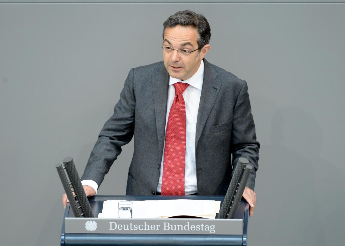 Kermani, Navid Feierstunde des Deutschen Bundestages aus Anlass des 65. Jahrestages des Inkrafttretens des Grundgesetzes für die Bundesrepublik Deutschland. Bundestagspräsident Prof. Dr. Norbert Lammert, CDU/CSU, hält die Begrüßungsansprache, Dr. Navid Kermani (hier im Bild am Rednerpult) die Festrede.; Sonderveranstaltung.